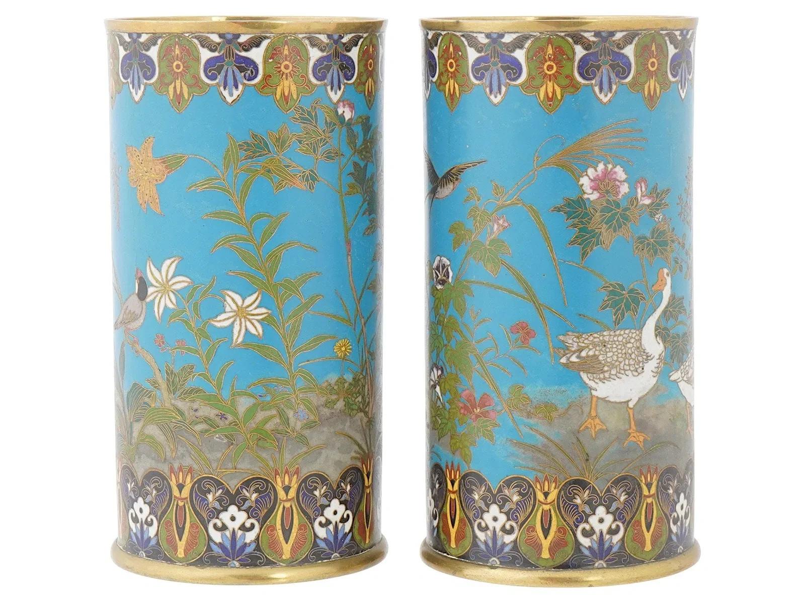 Pair of Japanese Cloisonne Enamel Ducks Birds and Floral Turquoise Grounds Vases (Cloisonné) im Angebot