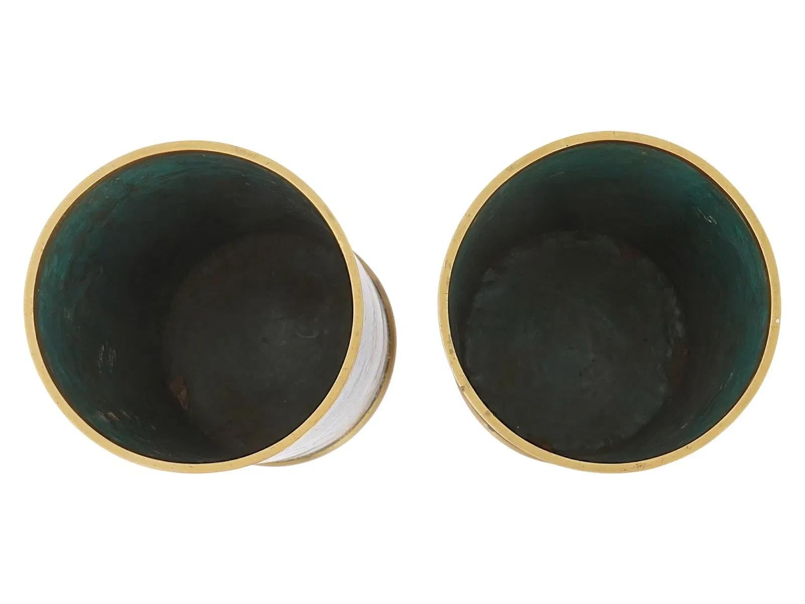 Pair of Japanese Cloisonne Enamel Ducks Birds and Floral Turquoise Grounds Vases im Zustand „Gut“ im Angebot in Long Island City, NY