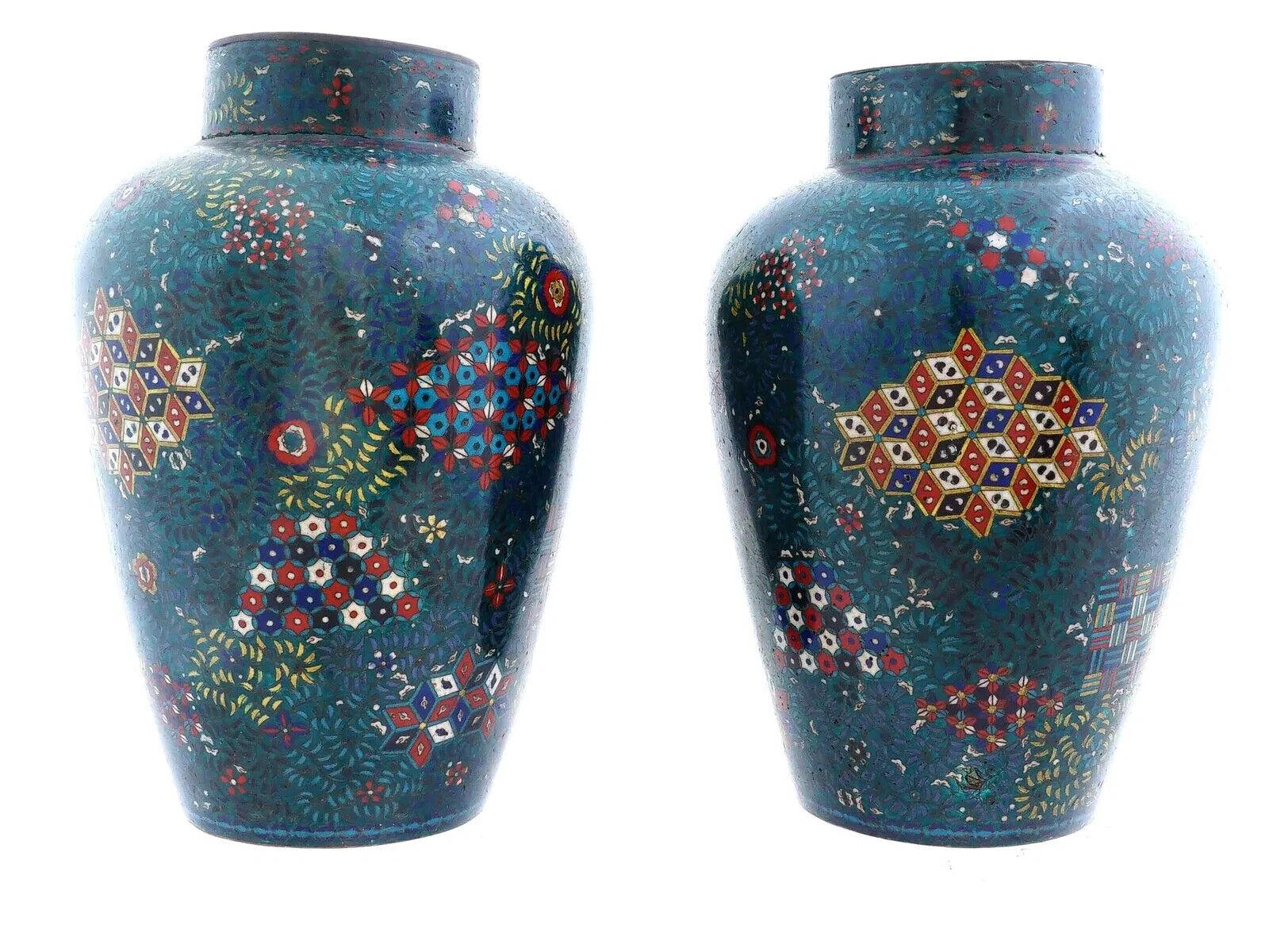 Paar japanische Cloisonné-Emaille-Vasen mit grünem geometrischem Muster aus Emaille (Japanisch) im Angebot