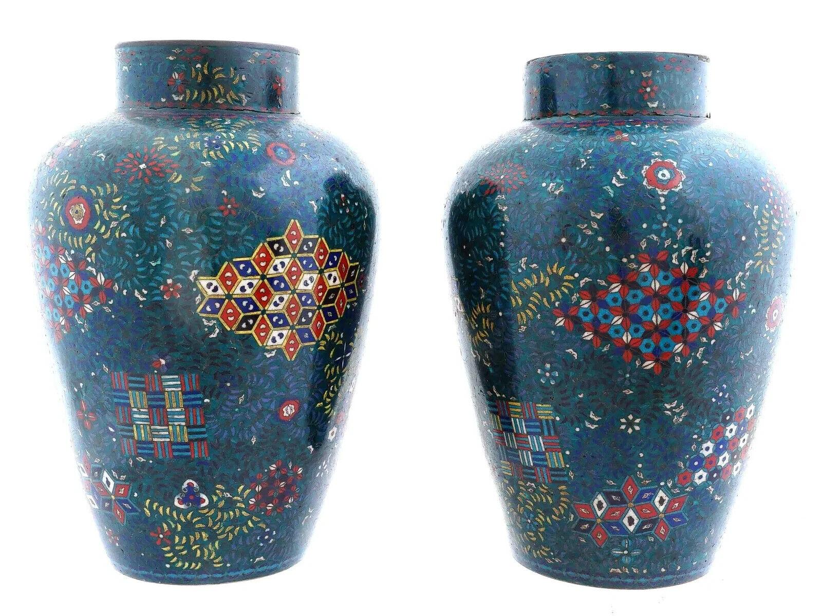 Paar japanische Cloisonné-Emaille-Vasen mit grünem geometrischem Muster aus Emaille im Zustand „Gut“ im Angebot in New York, NY