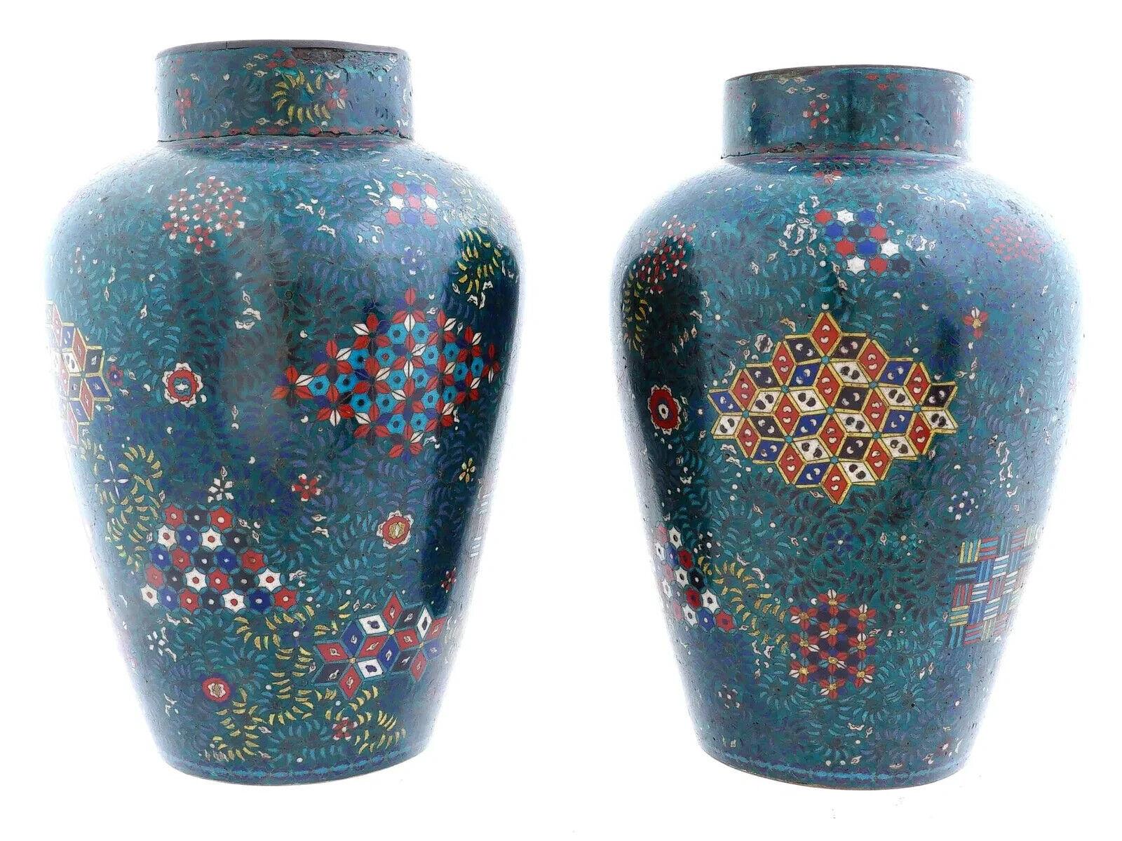 Paar japanische Cloisonné-Emaille-Vasen mit grünem geometrischem Muster aus Emaille im Angebot 1