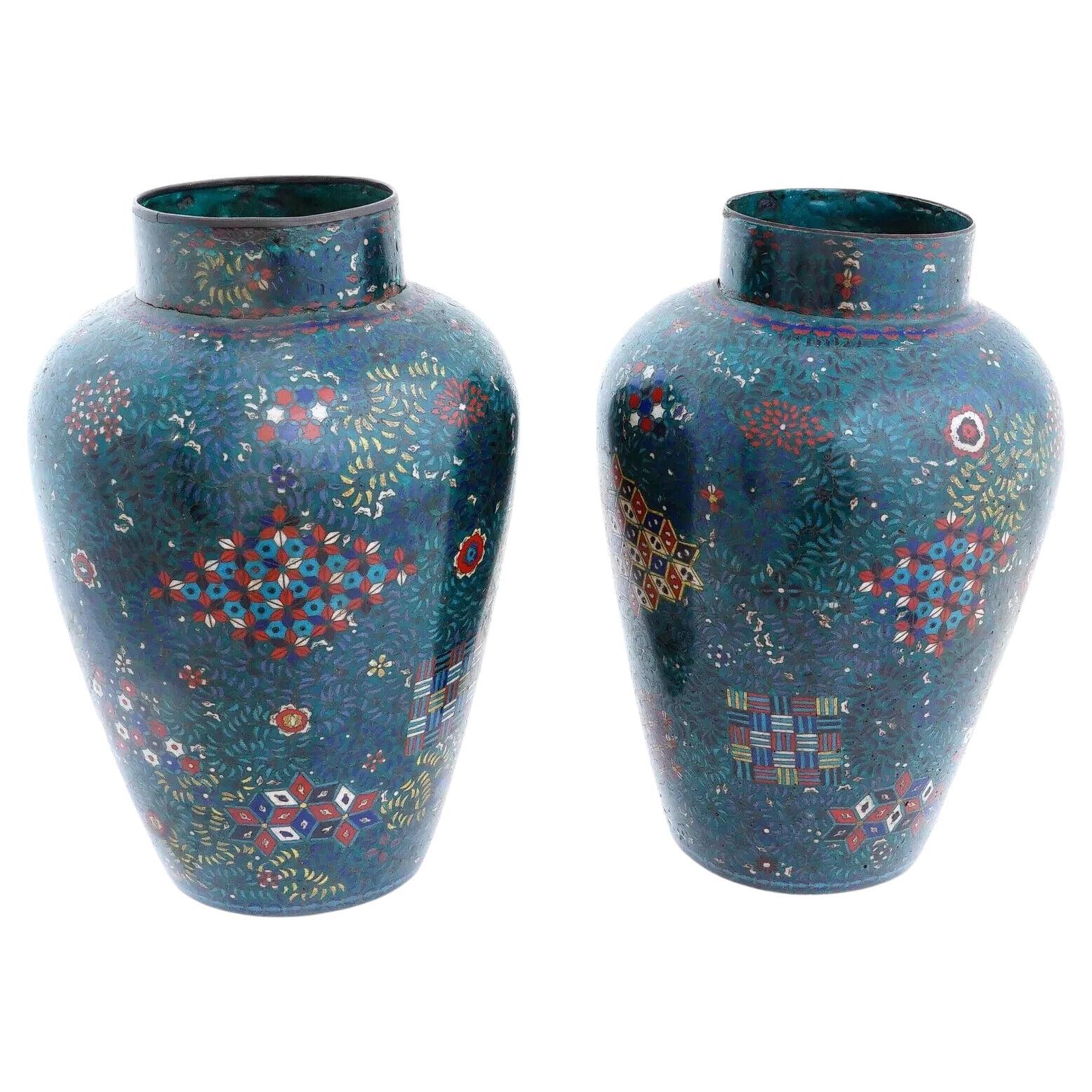 Paar japanische Cloisonné-Emaille-Vasen mit grünem geometrischem Muster aus Emaille im Angebot