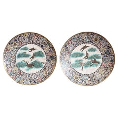 Paar japanische Cloisonné-Emaille-Teller Chargers Enten Pastellblumenbordüren