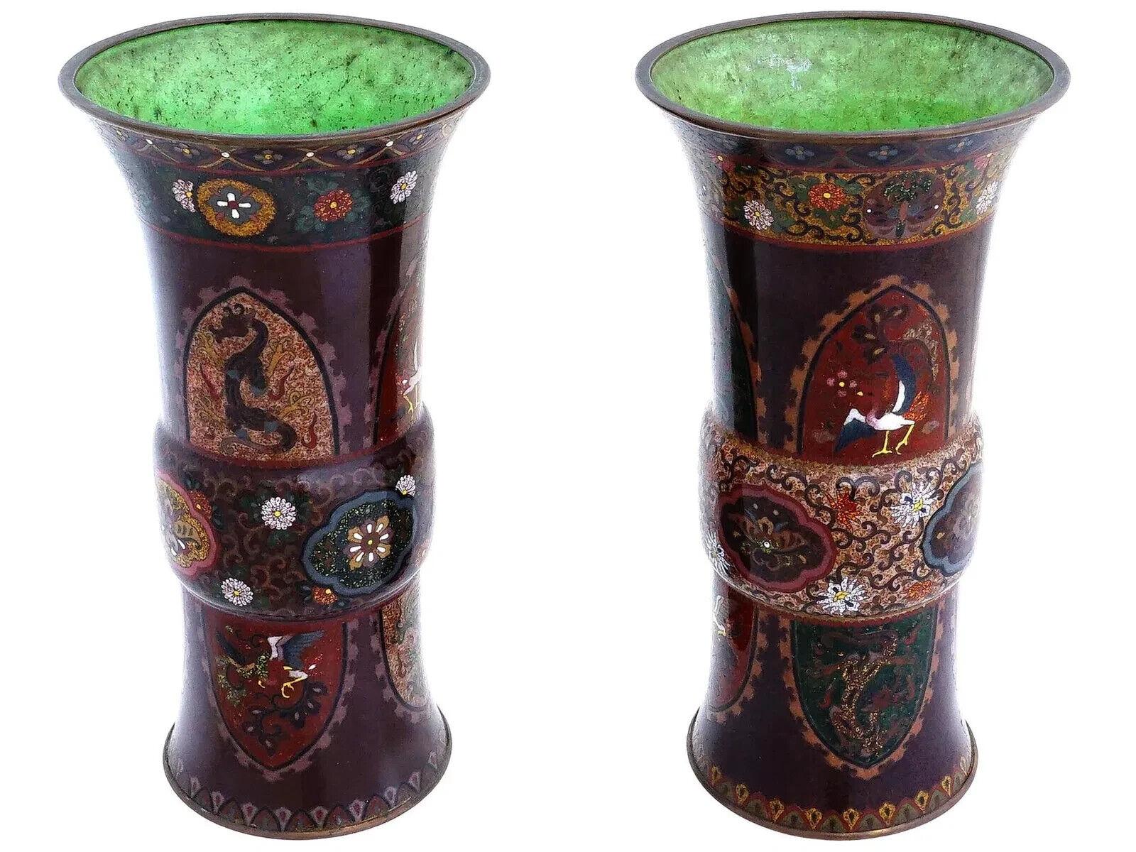 Ein antikes Paar japanischer Cloisonne-Emaille-Vasen aus der Meiji-Zeit. Jede Vase hat einen trompetenförmigen Körper, einen breiten kannelierten Hals und einen kannelierten Boden. Die Vasen sind mit polychromen Emailmedaillons verziert, die