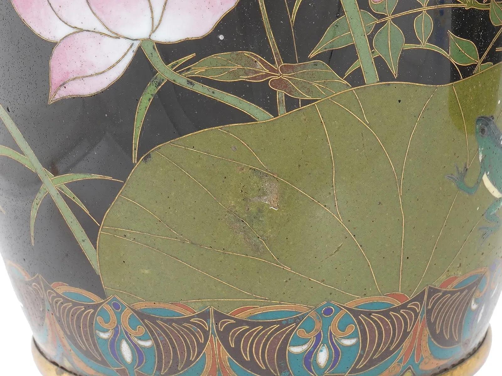 Pair of Japanese Cloisonne Enamel Vases with Lotus Frog and Butterflies Goto en venta 2