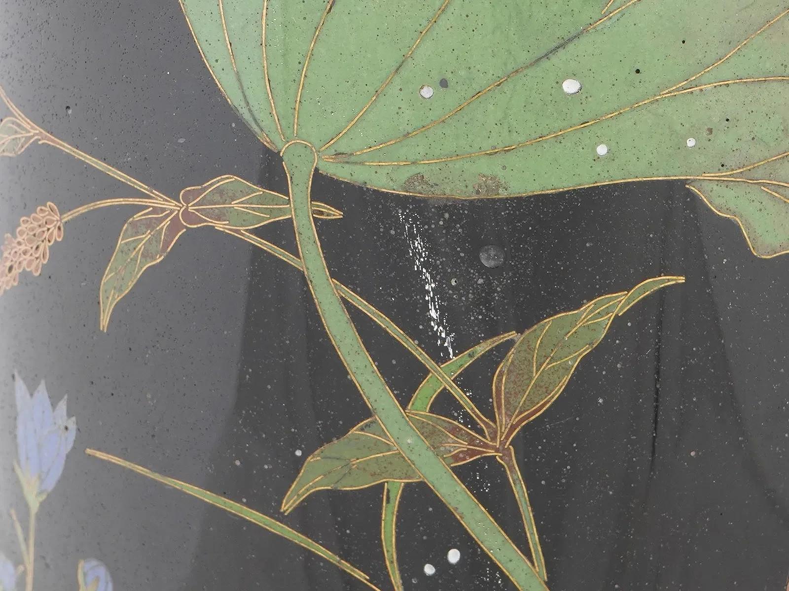 Pair of Japanese Cloisonne Enamel Vases with Lotus Frog and Butterflies Goto en venta 3