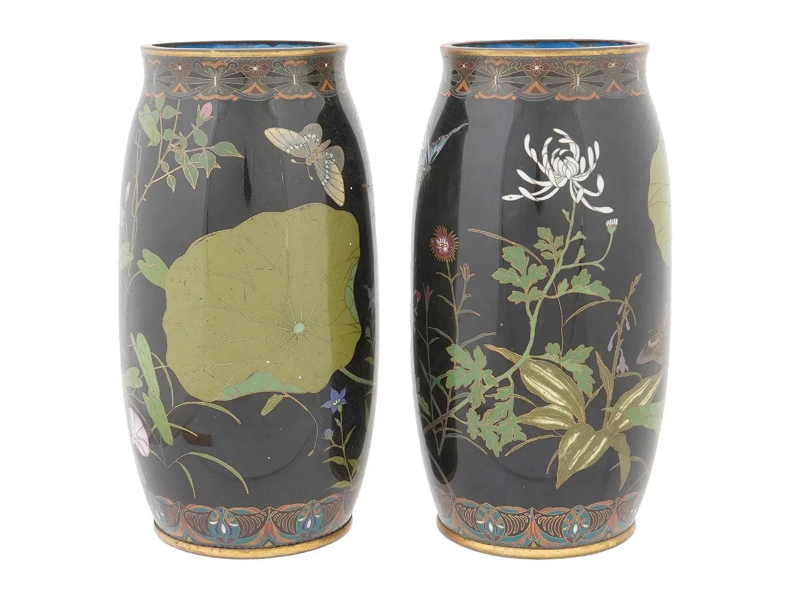 Pair of Japanese Cloisonne Enamel Vases with Lotus Frog and Butterflies Goto Meiji en venta