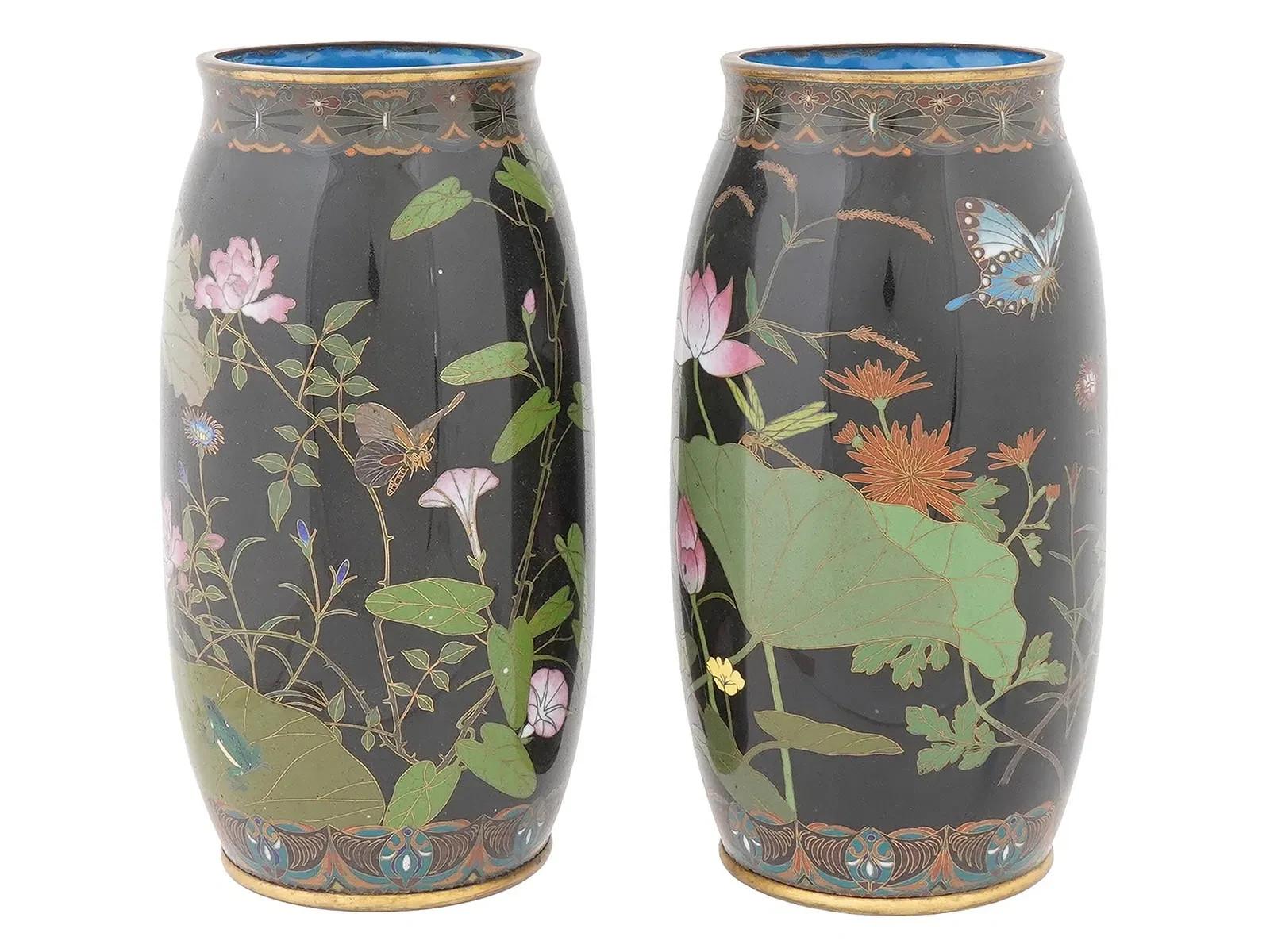 Pair of Japanese Cloisonne Enamel Vases with Lotus Frog and Butterflies Goto Cloissoné en venta
