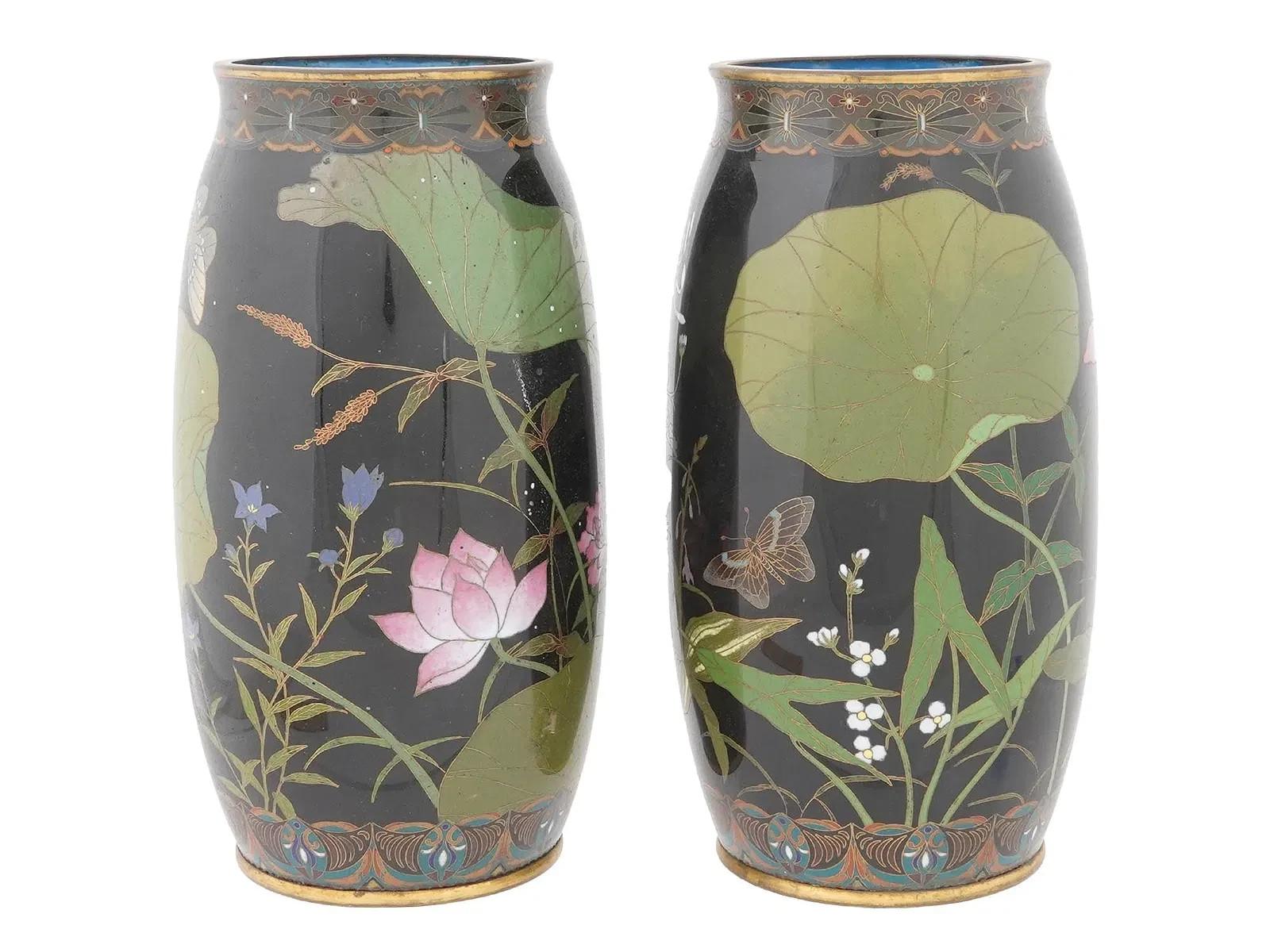 Pair of Japanese Cloisonne Enamel Vases with Lotus Frog and Butterflies Goto en Bueno estado para la venta en Long Island City, NY
