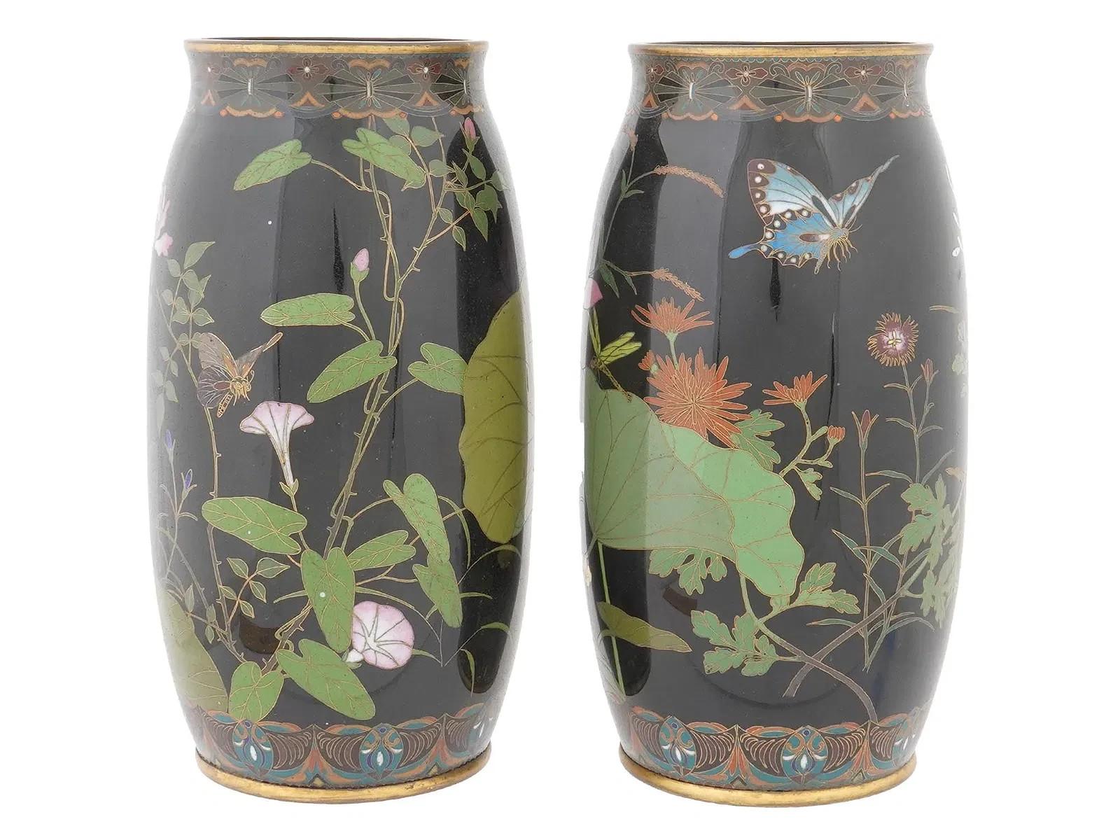 Pair of Japanese Cloisonne Enamel Vases with Lotus Frog and Butterflies Goto siglo XIX en venta
