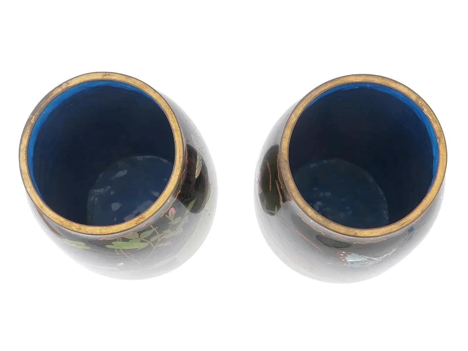 Pair of Japanese Cloisonne Enamel Vases with Lotus Frog and Butterflies Goto Esmalte en venta