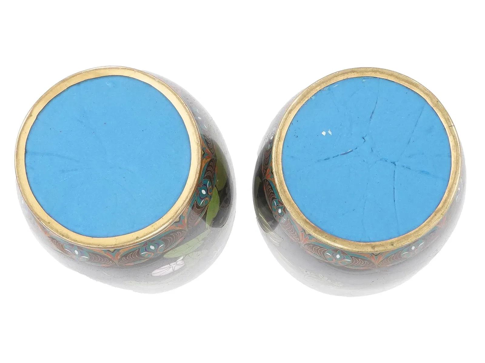 Pair of Japanese Cloisonne Enamel Vases with Lotus Frog and Butterflies Goto en venta 1