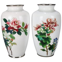 Paire de vases de cabinet japonais émaillés de cloisonnés à fleurs de rose et de chrysanthème