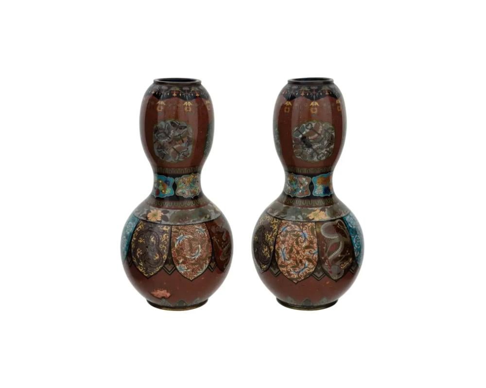 Giapponese Coppia di vasi giapponesi Cloisonne con smalto in pietra dorata a doppia zucca con drago in vendita