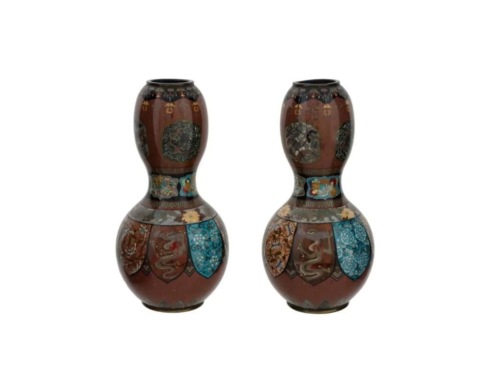 Cloisonné Paire de vases japonais Dragon à double gourde en émail cloisonné et pierre d'or en vente