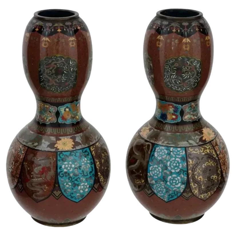 Paire de vases japonais Dragon à double gourde en émail cloisonné et pierre d'or en vente
