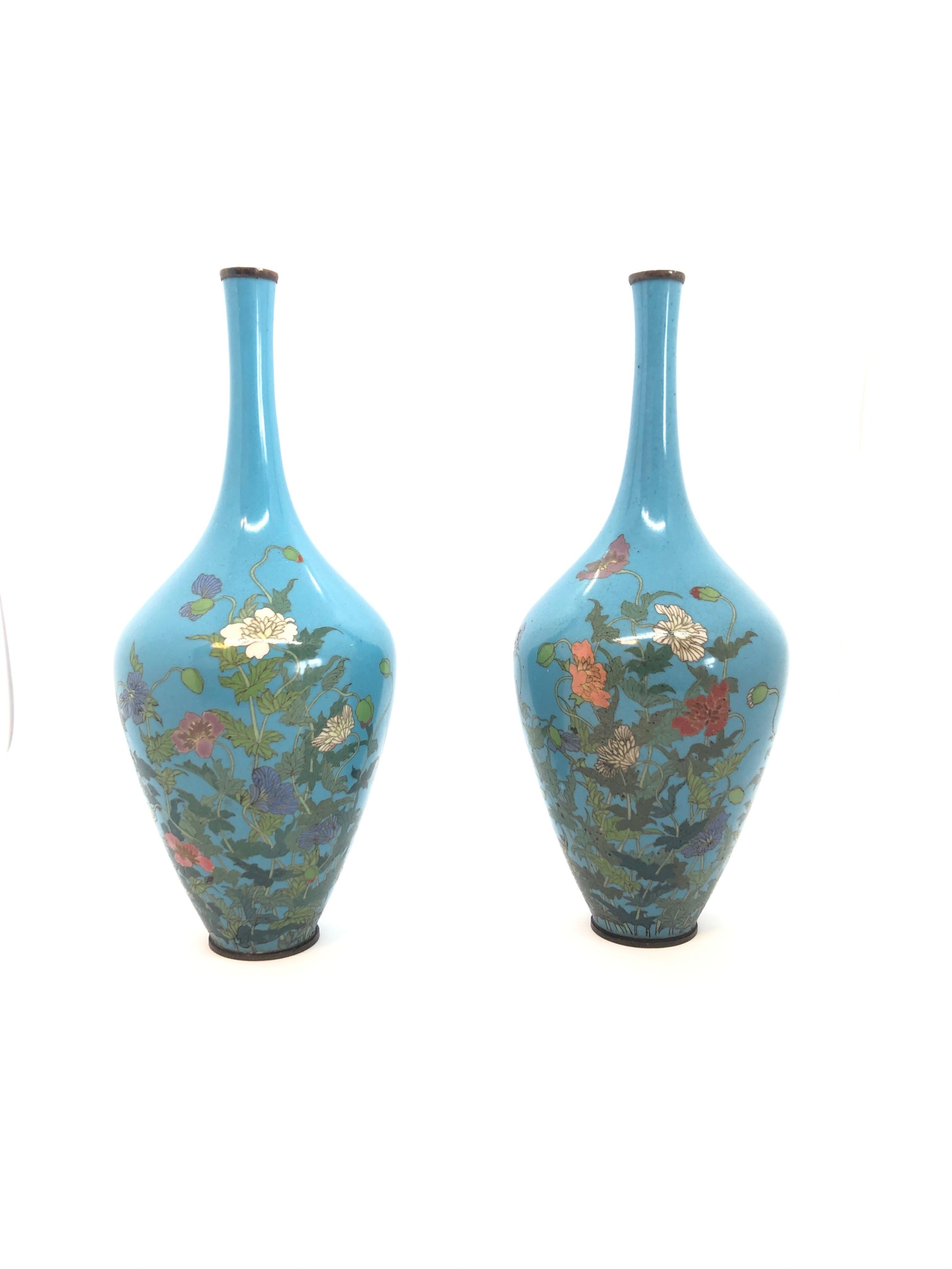 Paire de vases cloisonnés japonais décoratifs avec des motifs de fleurs sur fond turquoise. Période Meiji.