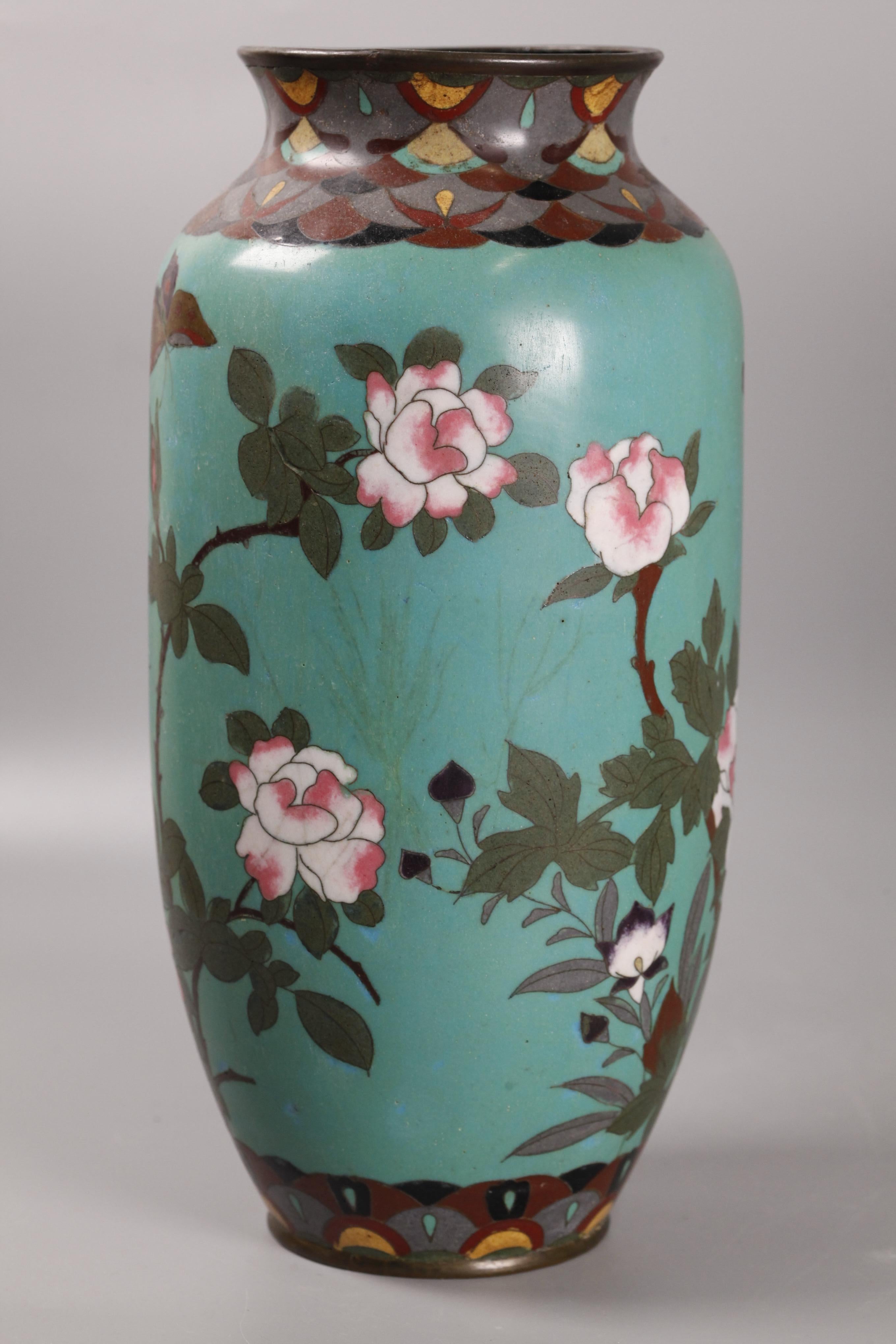coppia di vasi giapponesi in cloisonné, XIX sec. In condizioni buone in vendita a New York, NY