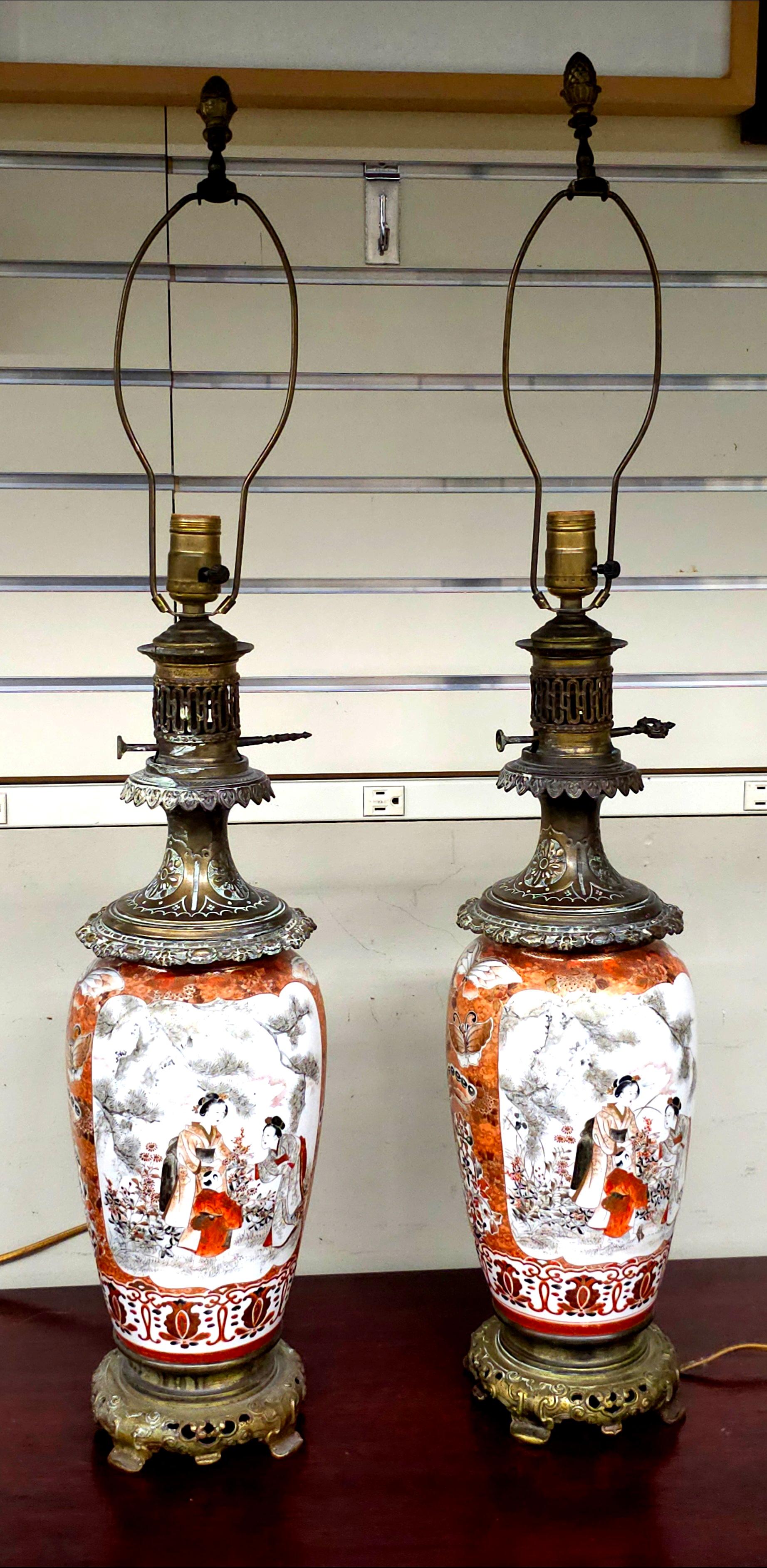 Pareja de lámparas de sobremesa japonesas decoradas, pintadas con figuras, de porcelana y latón, Circa principios del siglo XX
Mide 7