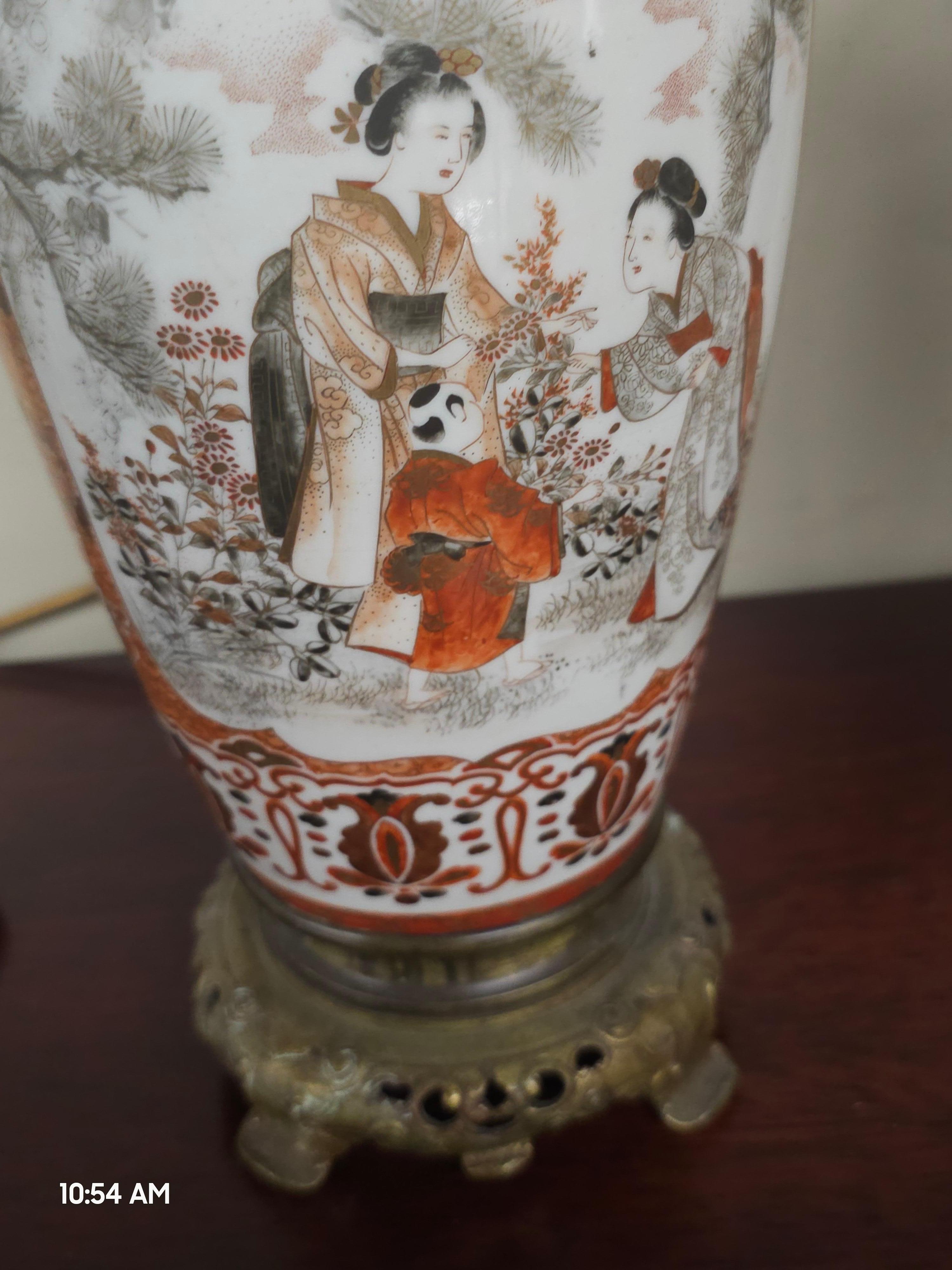 Pareja de lámparas de mesa japonesas de porcelana decorada y latón Chinoiserie en venta