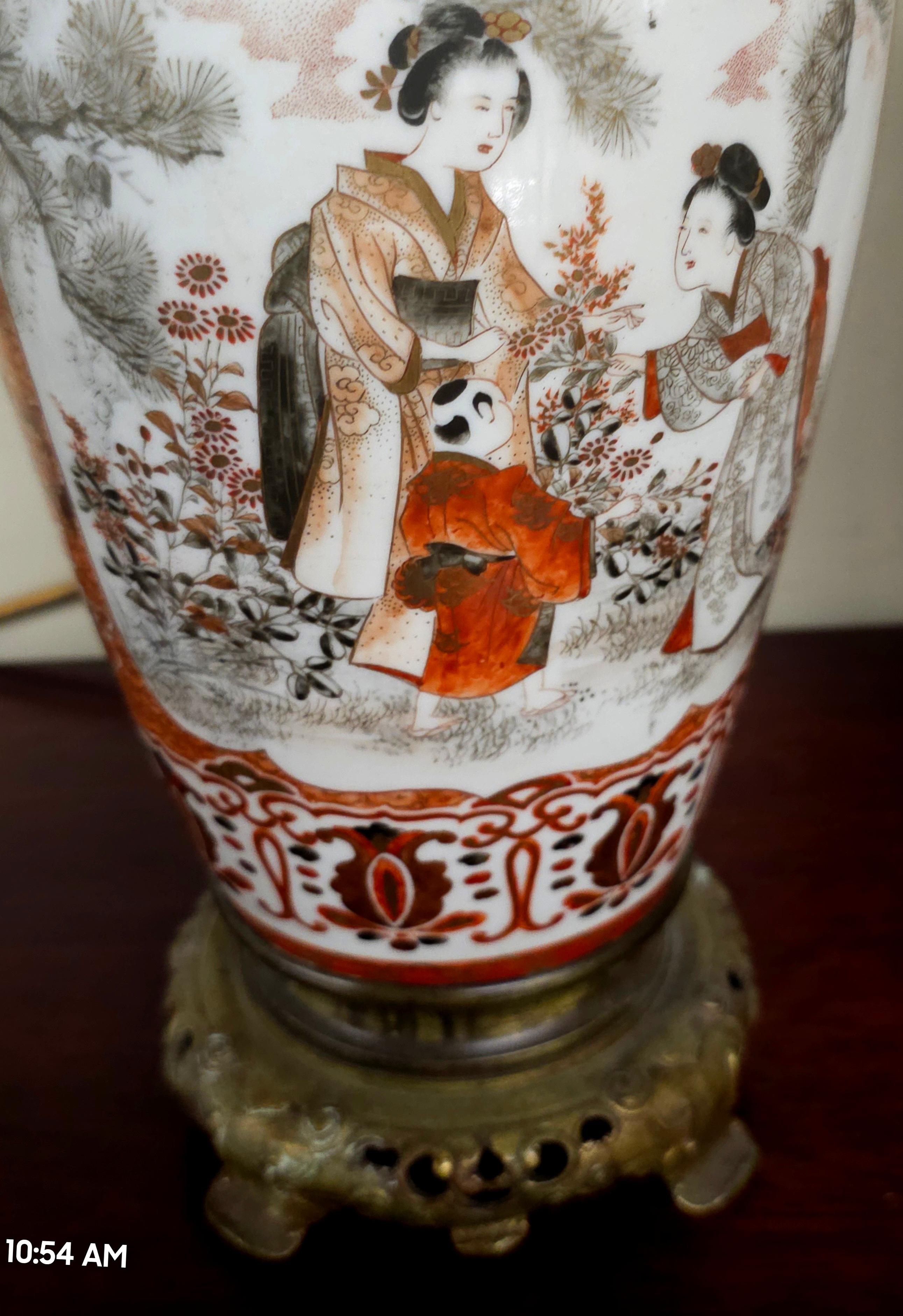 Pareja de lámparas de mesa japonesas de porcelana decorada y latón Francés en venta