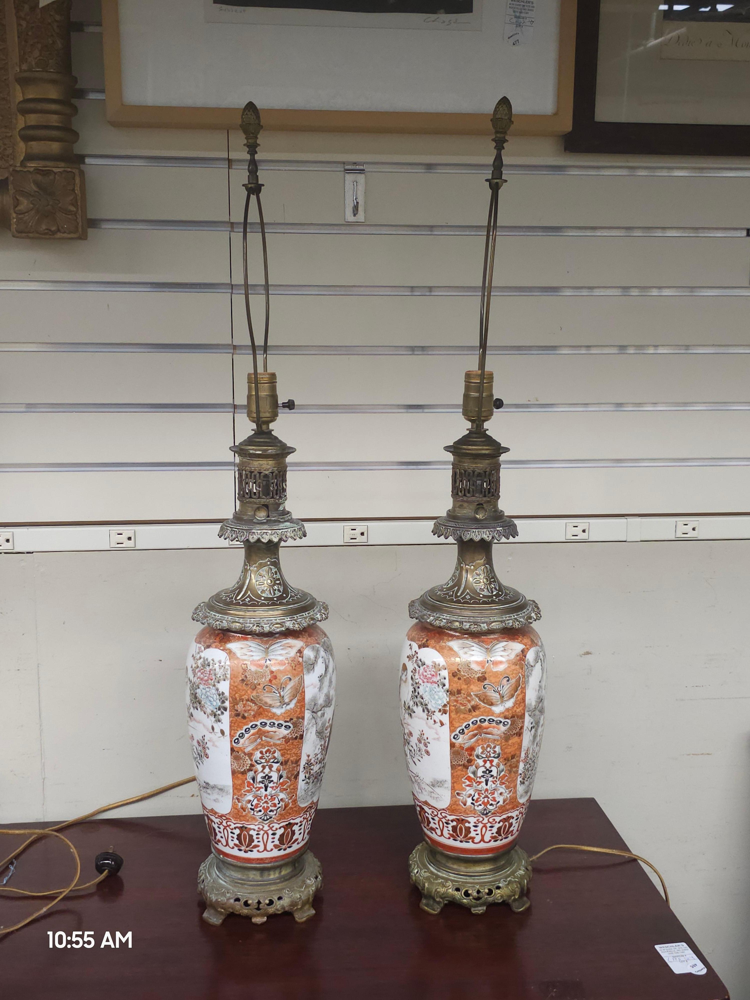 Pareja de lámparas de mesa japonesas de porcelana decorada y latón Pintado en venta