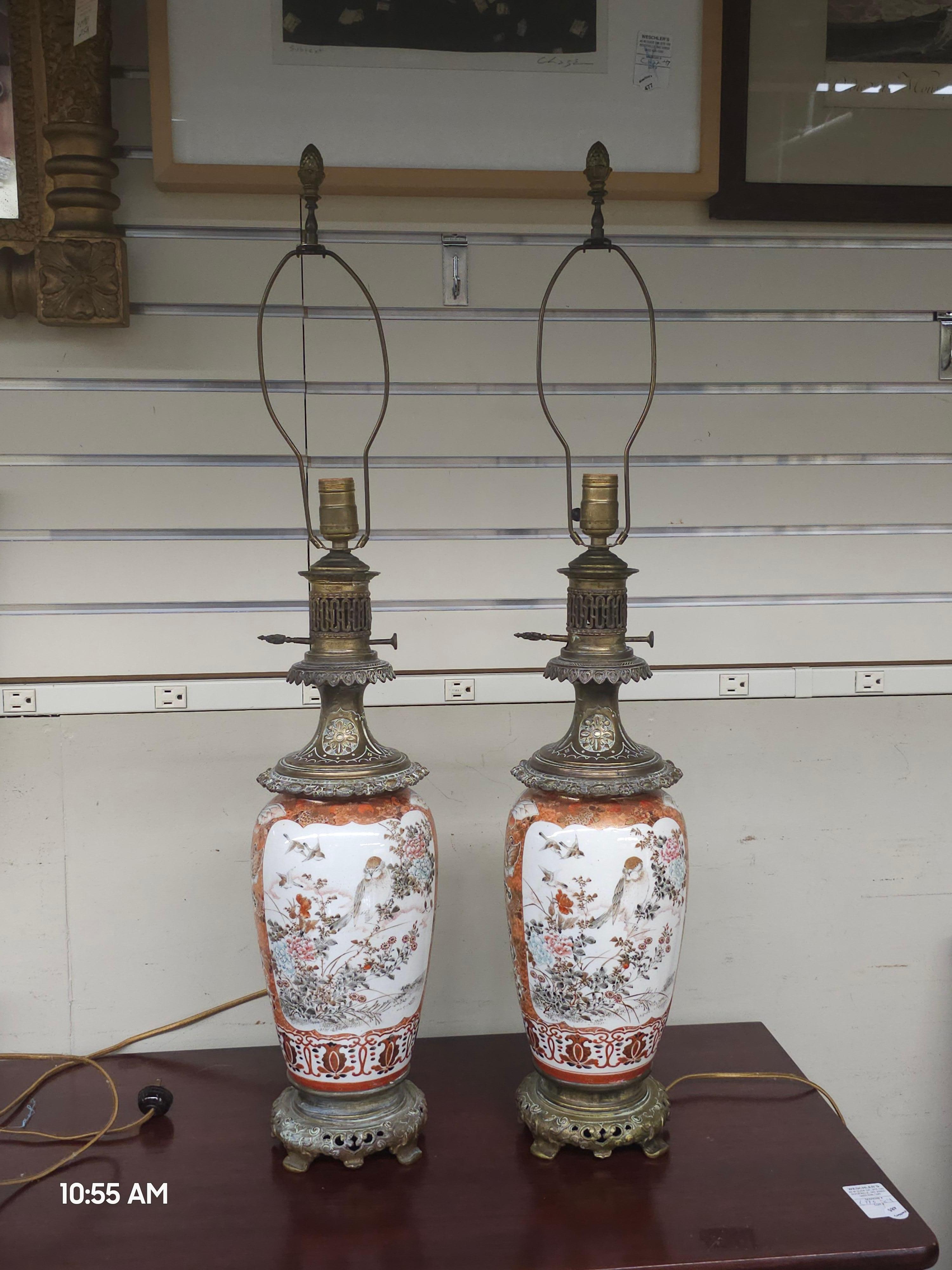 Pareja de lámparas de mesa japonesas de porcelana decorada y latón Latón en venta