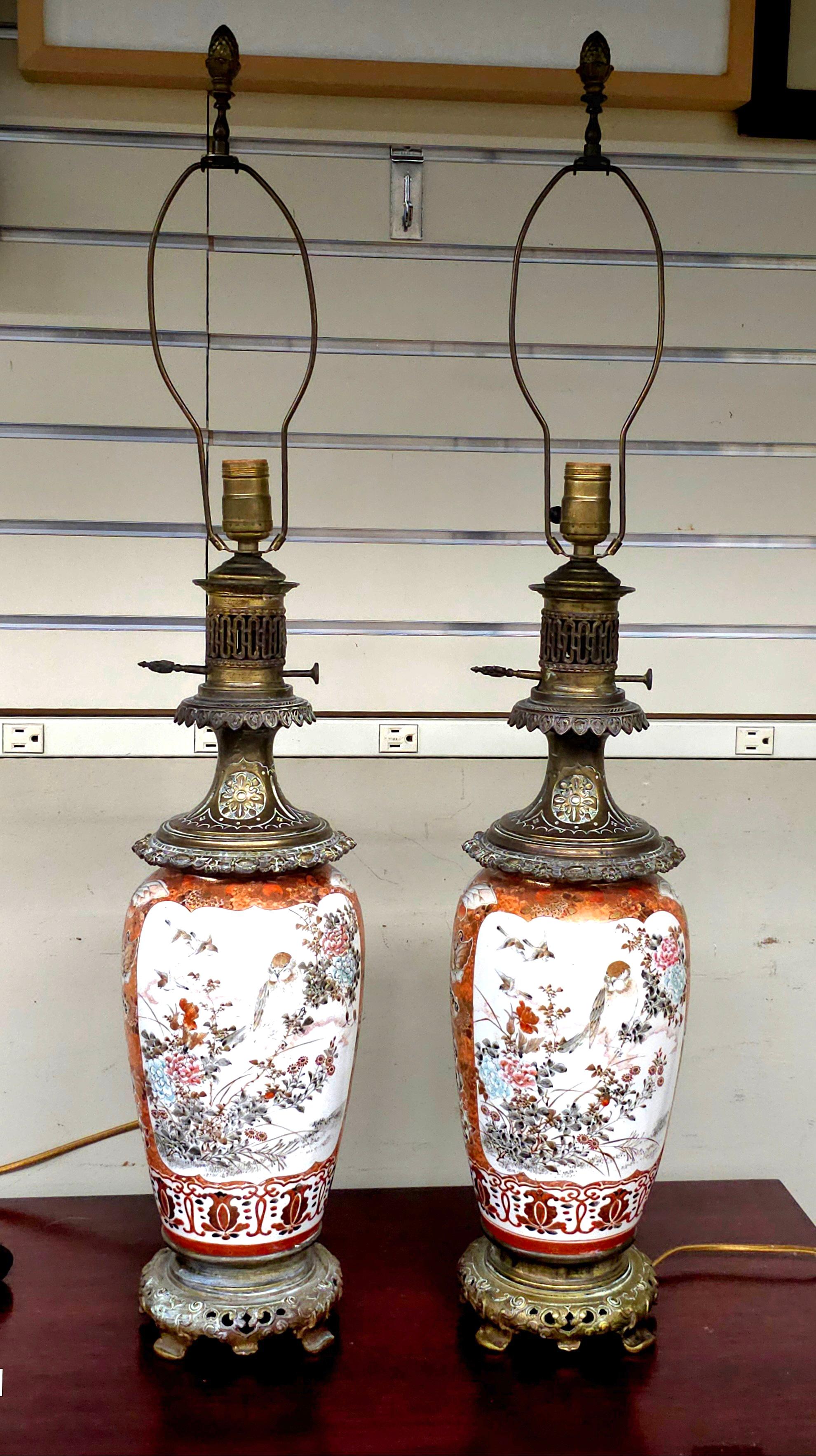 Pareja de lámparas de mesa japonesas de porcelana decorada y latón en venta 1