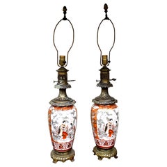 Pareja de lámparas de mesa japonesas de porcelana decorada y latón