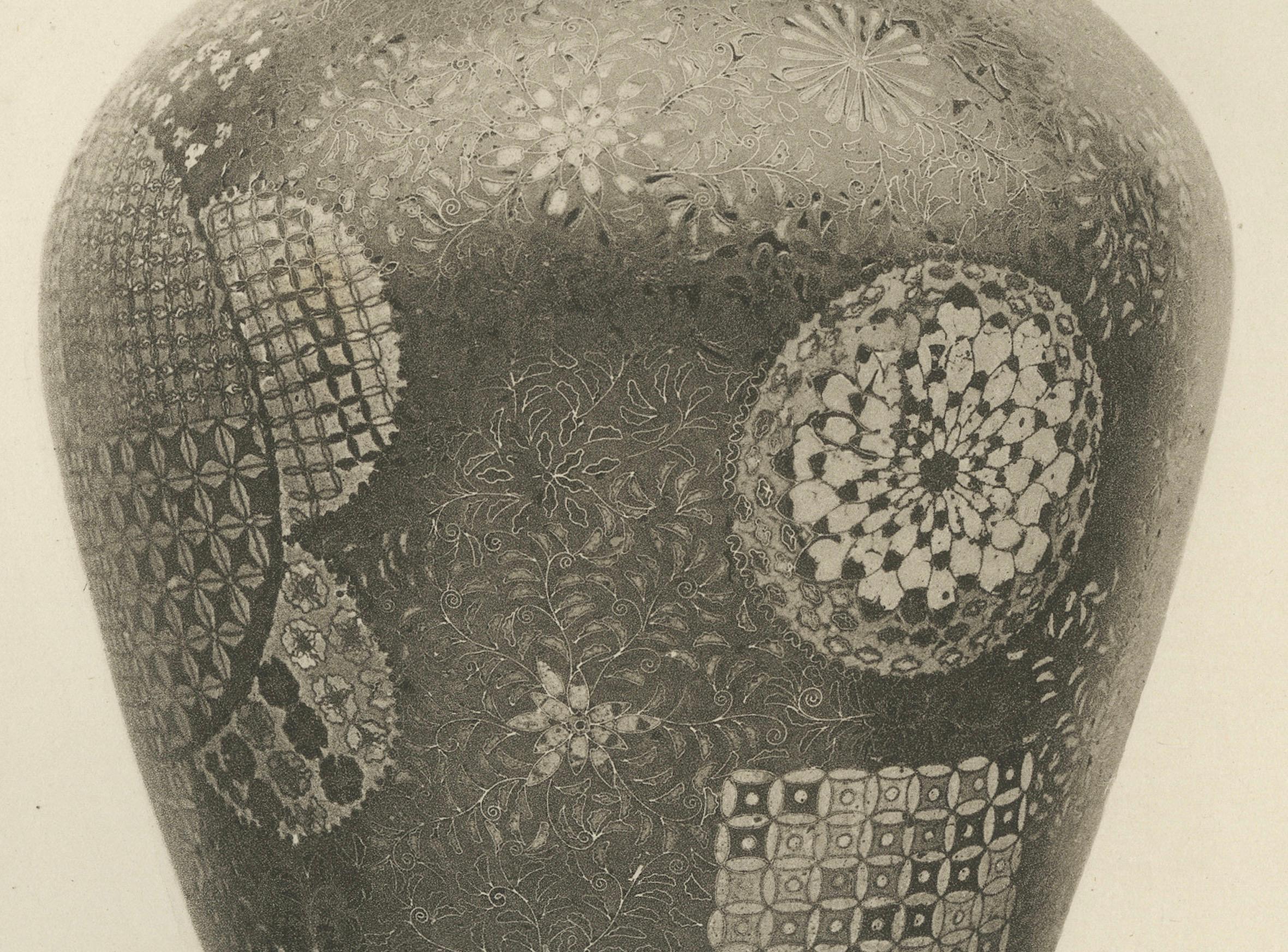 Titre : Paire de vases décoratifs japonais aux motifs complexes - Planche VIII de la Section VII  

Description : Cette estampe en noir et blanc, planche VIII de la section VII de la célèbre exploration des arts décoratifs japonais de G. A. Whiting,
