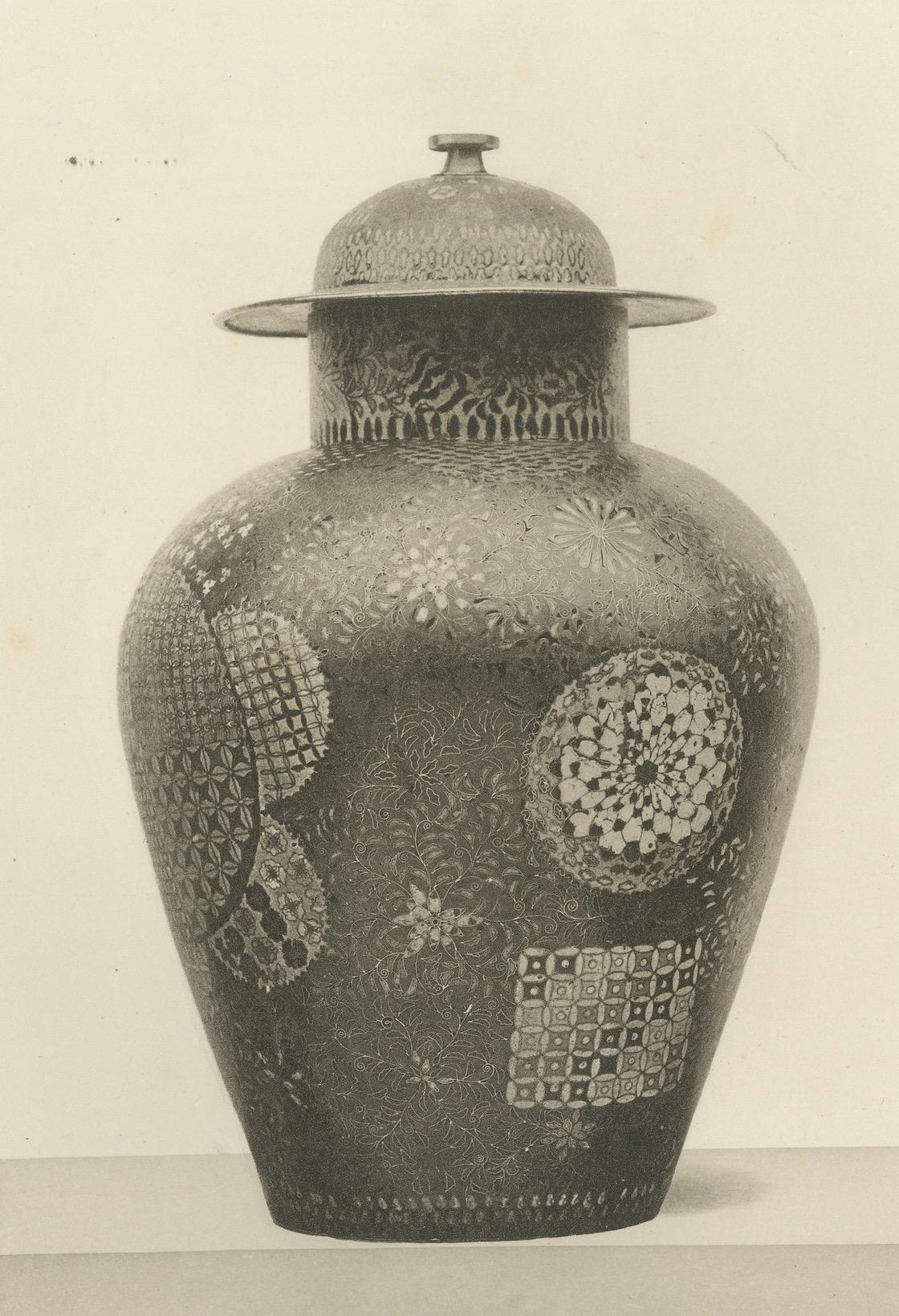 Papier Paire de vases décoratifs japonais aux motifs complexes - Art d'Audsley, 1884 en vente