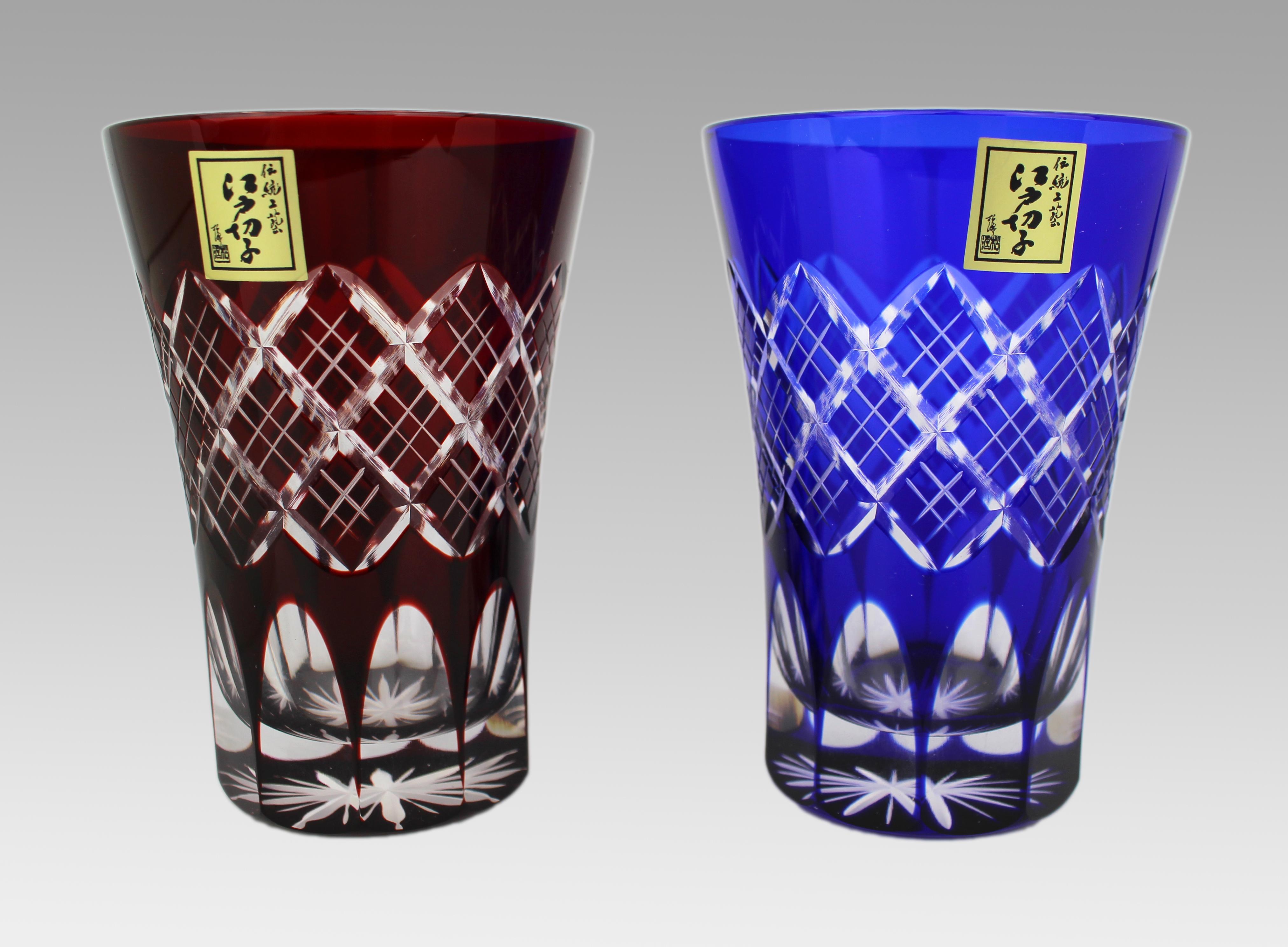 Coppia di bicchieri in cristallo sovrapposti Edo Kiriko Japanese di Kimoto Glassware
Giappone, 21° secolo

Una straordinaria coppia di bicchieri di cristallo Edo Kiriko tagliati a mano da Kimoto Glassware Co. Ltd, che mette in mostra il tradizionale