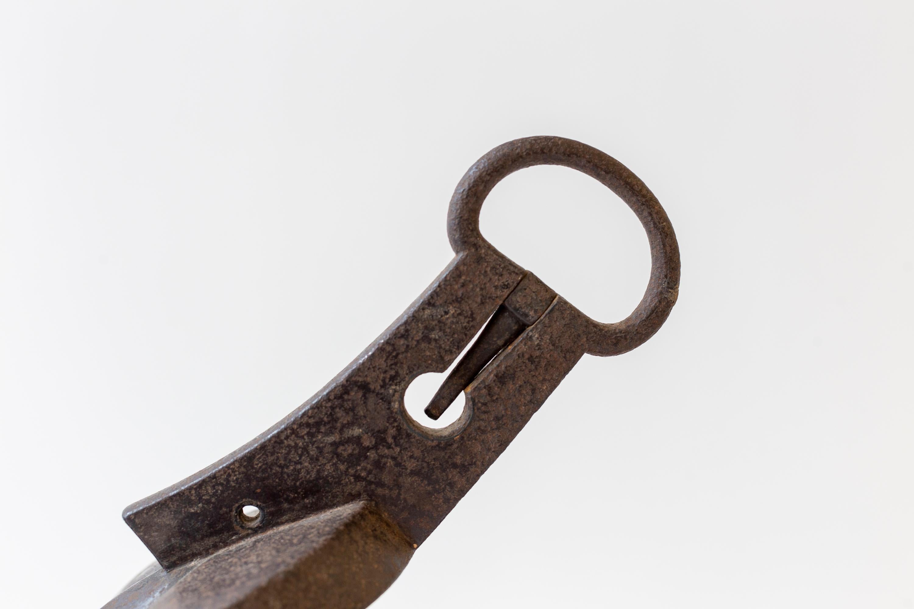 Paire d'anciens étriers de samouraïs japonais Abumi (étriers d'équitation) de la période Edo (1615-1868)

Les abumi ont souvent une forme particulière, se courbant vers le haut et vers l'arrière à l'avant afin d'obtenir un équilibre correct pour le