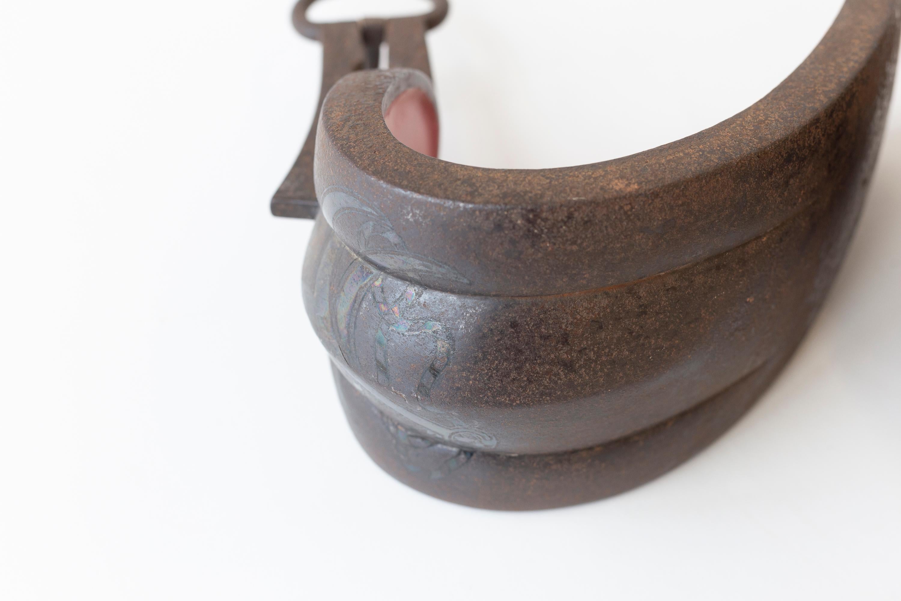 Forgé Paire d'étriers de samouraïs Abumi en fer de la période Edo japonaise (18/19e siècle) en vente