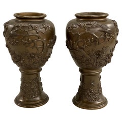 Paire de vases japonais en bronze de la période Edo, décorés de feuillages et d'oiseaux en relief