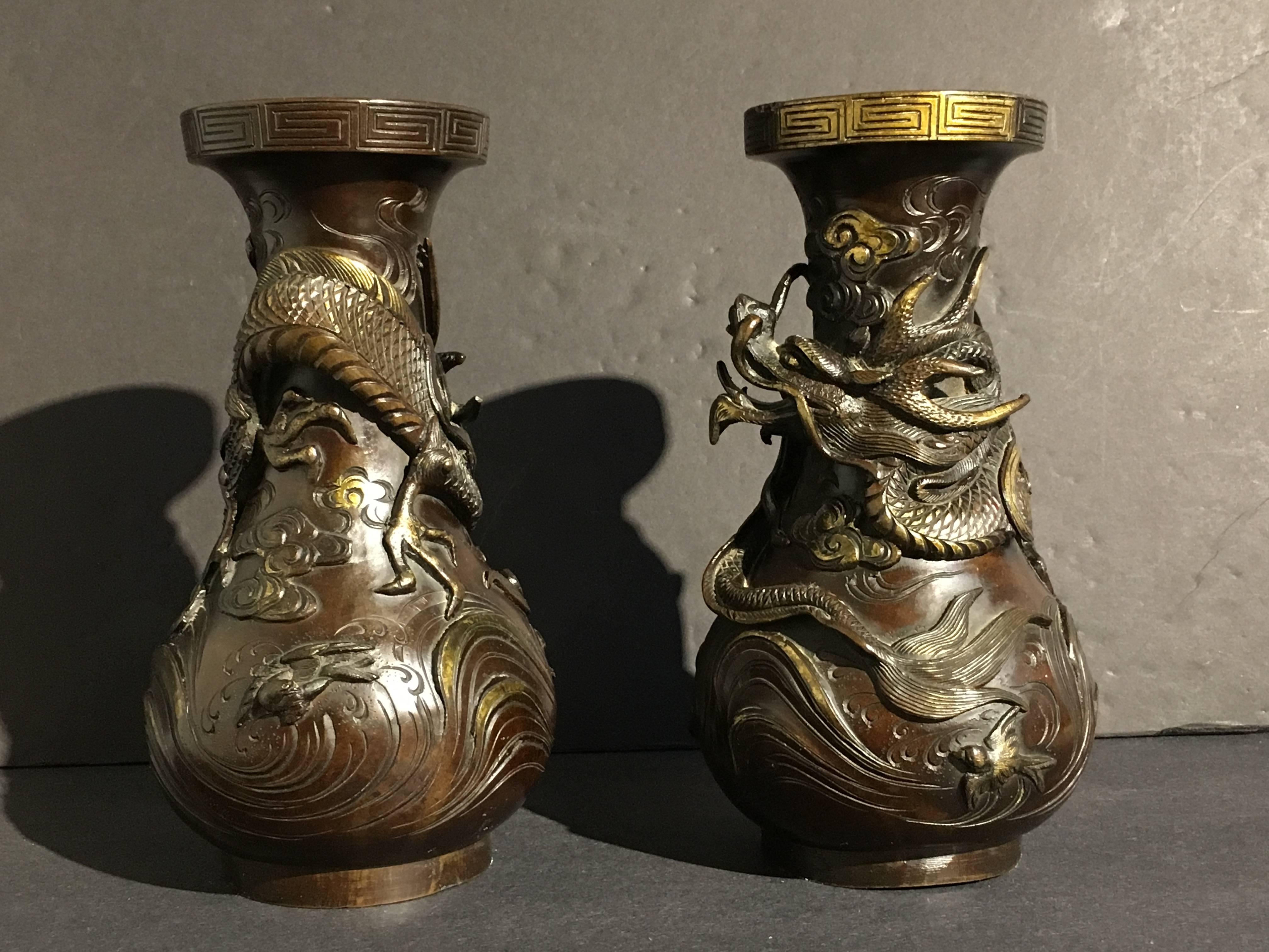 Paar japanische teilweise vergoldete Bronzedrachenvasen aus der japanischen Edo-Periode, frühes 19. Jahrhundert (Japanisch) im Angebot