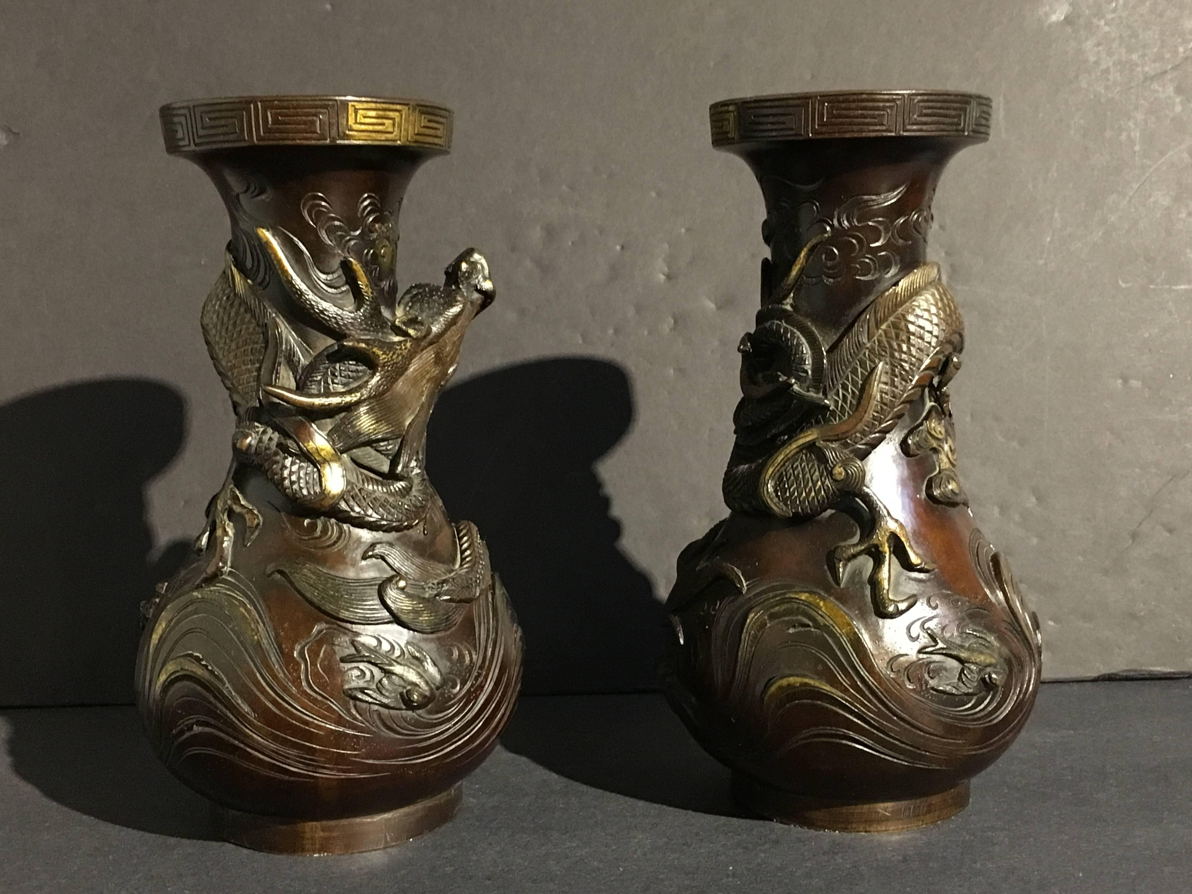 Paar japanische teilweise vergoldete Bronzedrachenvasen aus der japanischen Edo-Periode, frühes 19. Jahrhundert (Vergoldet) im Angebot