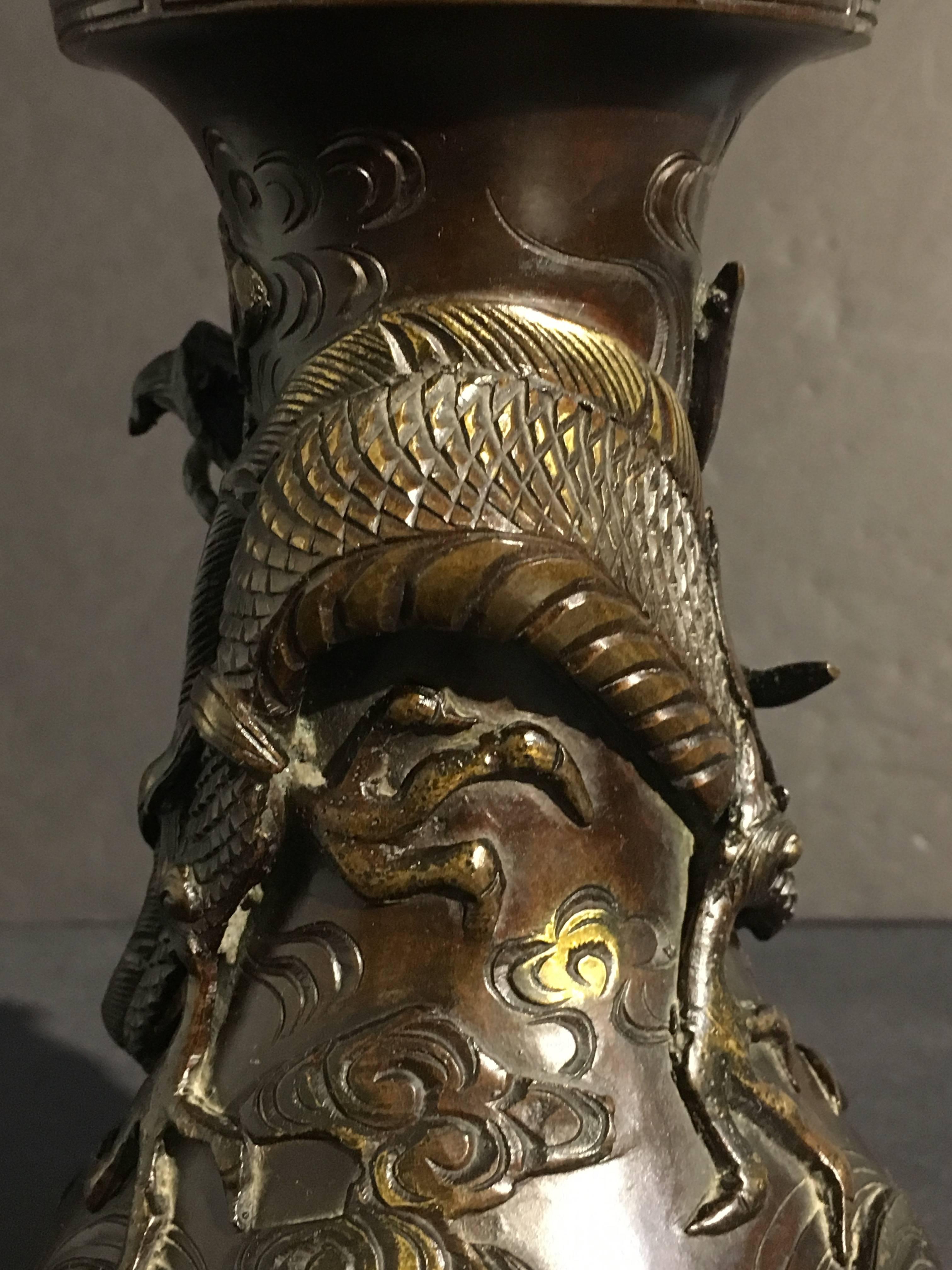 Paar japanische teilweise vergoldete Bronzedrachenvasen aus der japanischen Edo-Periode, frühes 19. Jahrhundert im Angebot 3