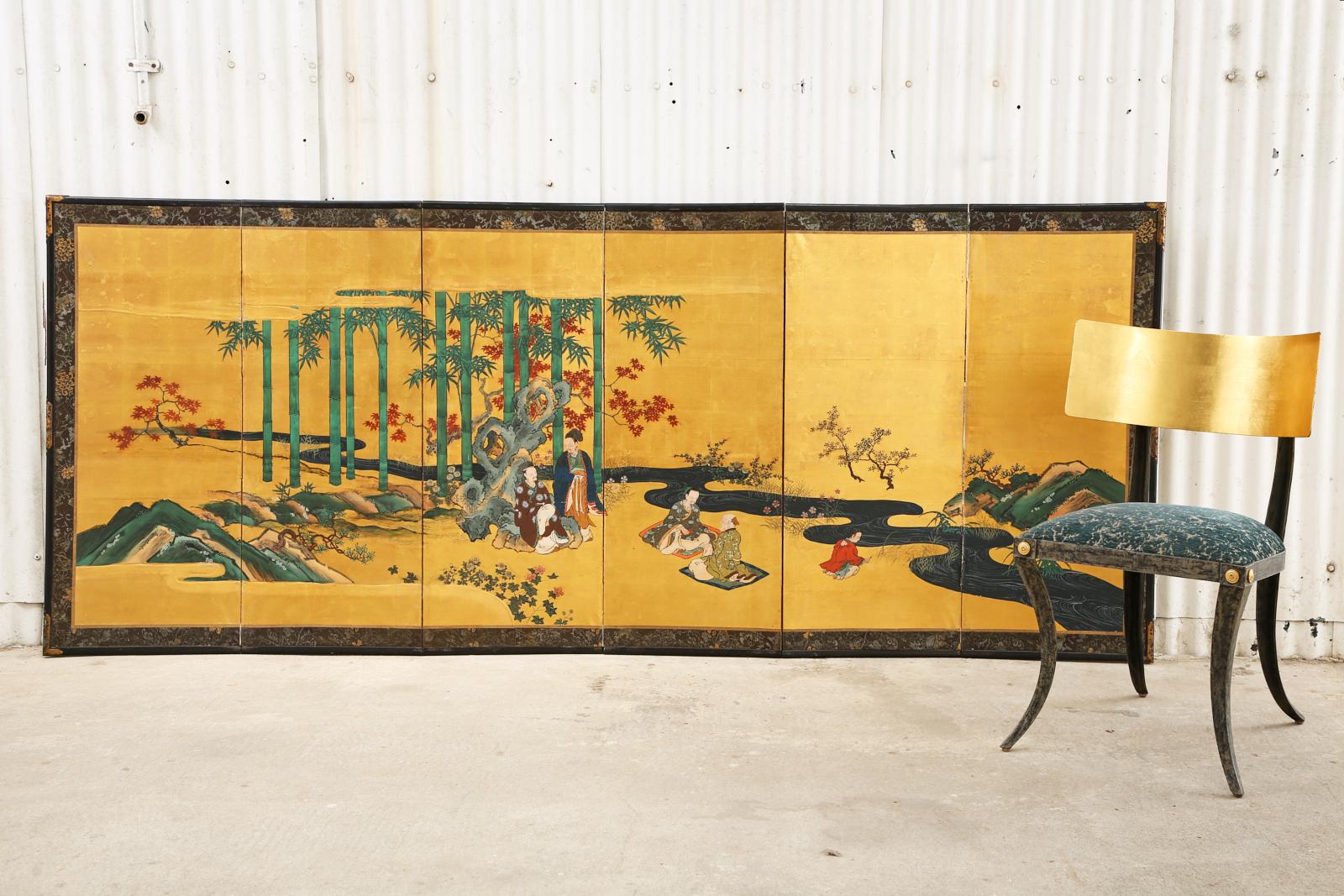 Fantastique paire de paravents japonais à six panneaux de la fin de la période Edo/début de la période Meiji, datant du XIXe siècle et intitulés Les sept sages de la bambouseraie. Les écrans de l'école Kano représentent un groupe d'érudits,
