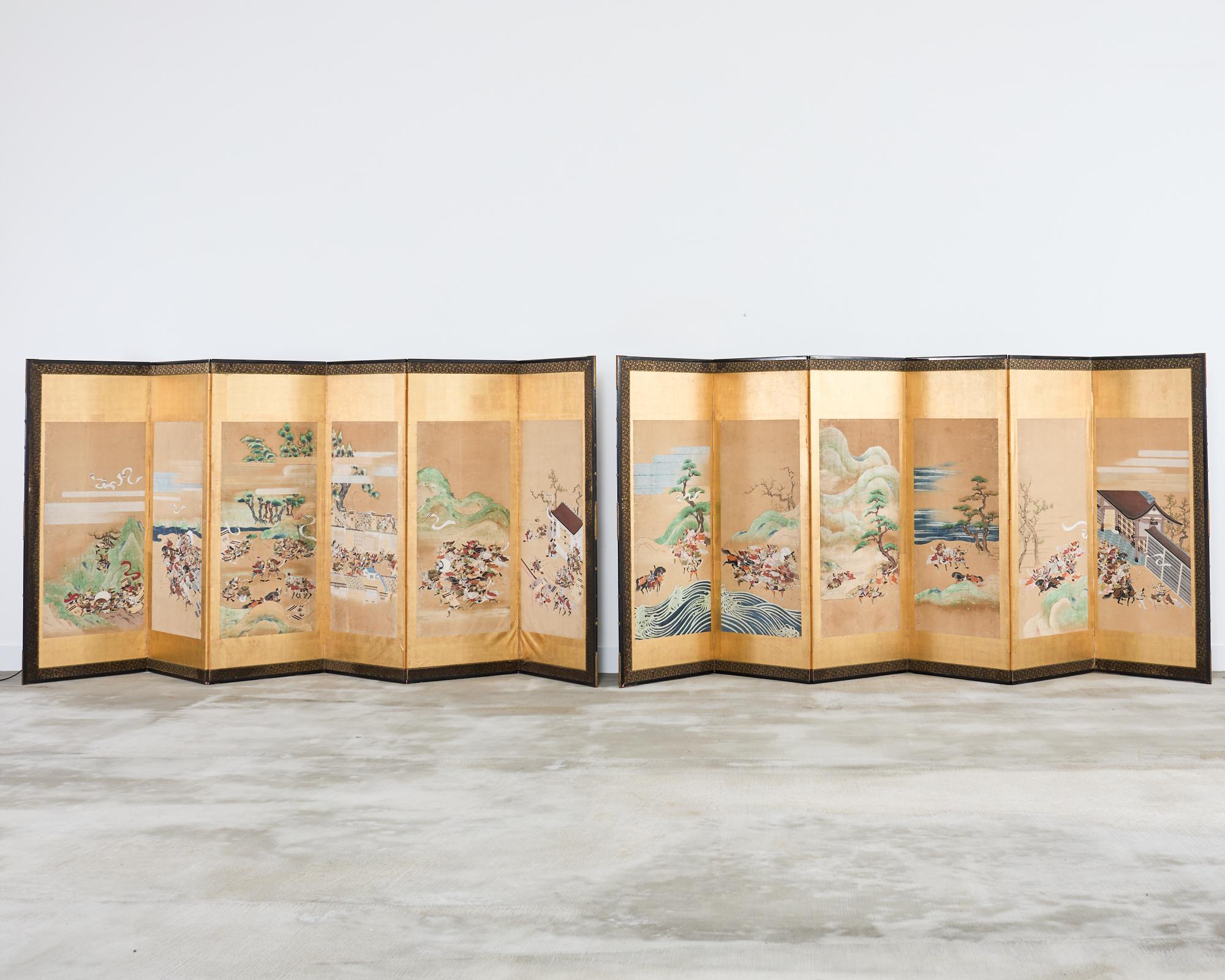 Coppia monumentale di paraventi byobu giapponesi del periodo Edo/Tokugawa della fine del XVIII secolo che raffigurano le battaglie tra Taira e Minamoto. Gli schermi sono costituiti da sei pannelli, ciascuno dei quali riporta singole scene della