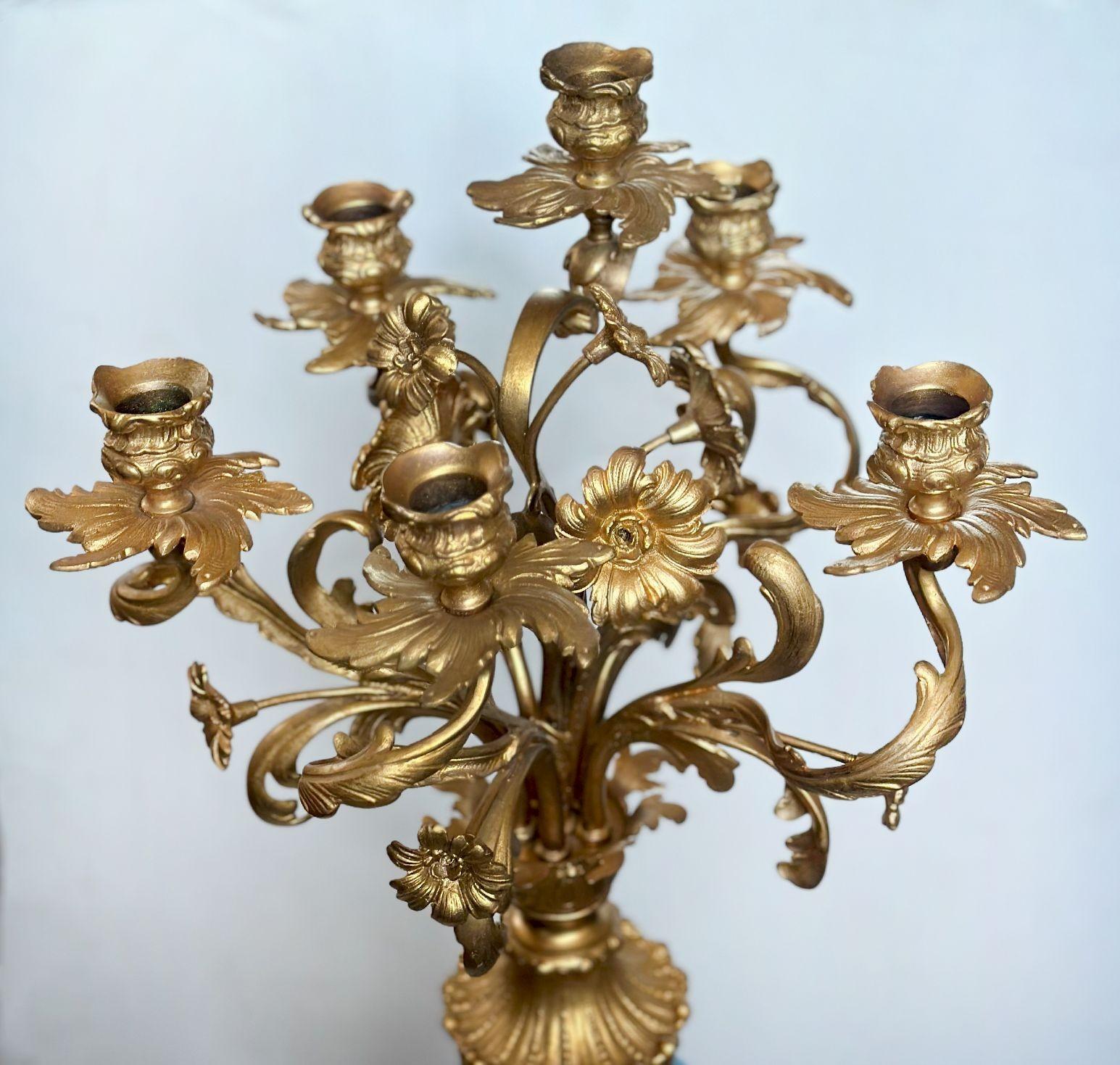 Una coppia di splendidi vasi in porcellana blu, con smalto Cloisonné inglese fatto a mano; ogni pezzo ha sei prese a candelabro in bronzo dorato o ormolu e dettagli a motivi botanici.
La porcellana è dipinta a mano con dettagli delicati, con