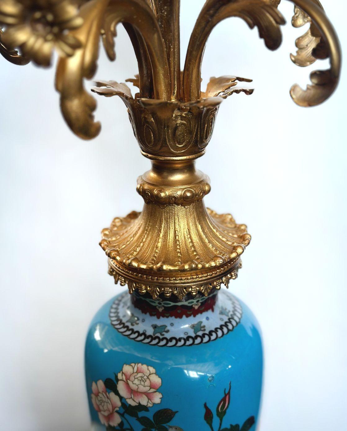 Coppia di vasi candelabro giapponesi da esportazione in cloisonné e ormolu In condizioni buone in vendita a Los Angeles, CA