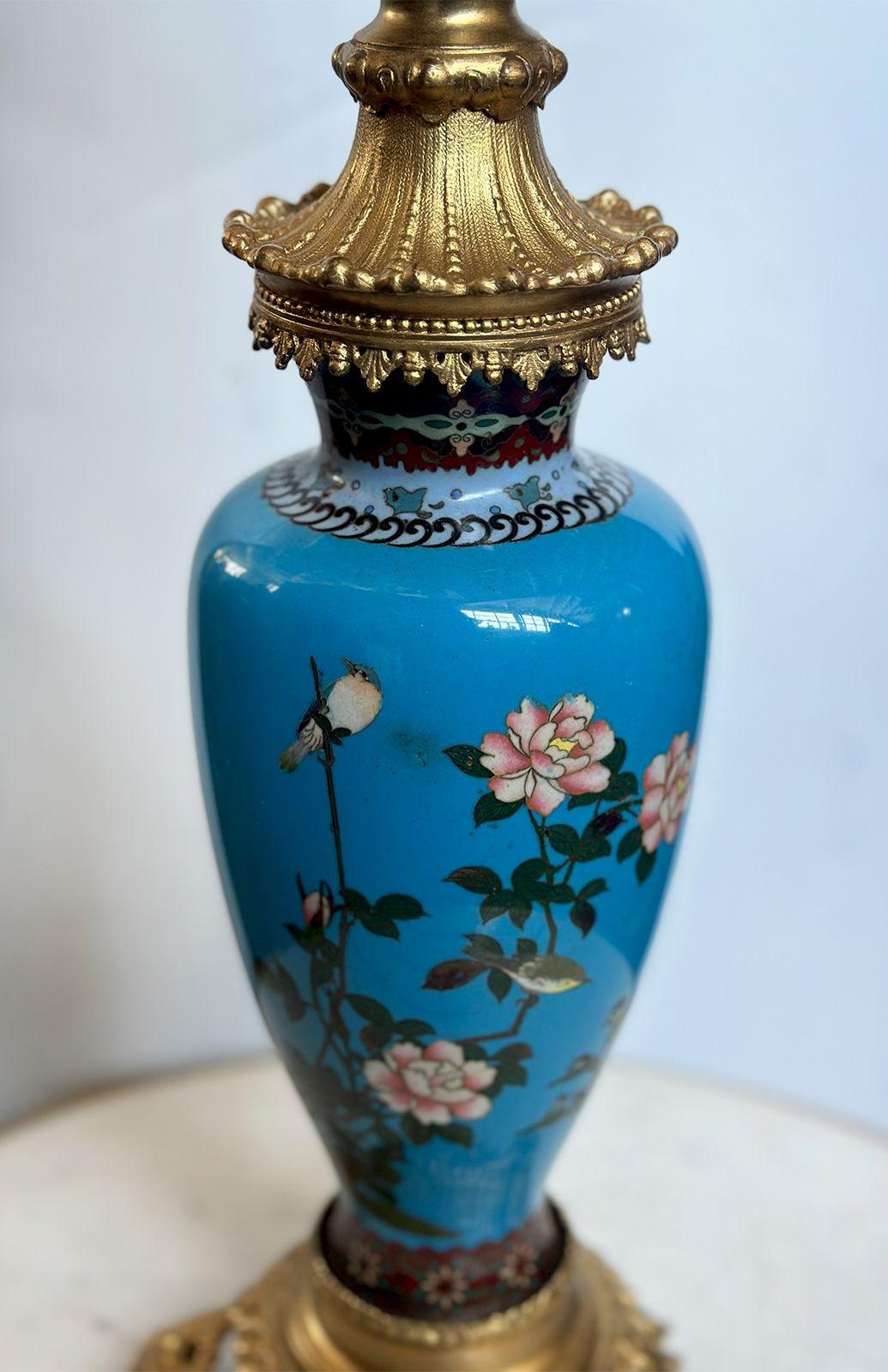 XIX secolo Coppia di vasi candelabro giapponesi da esportazione in cloisonné e ormolu in vendita