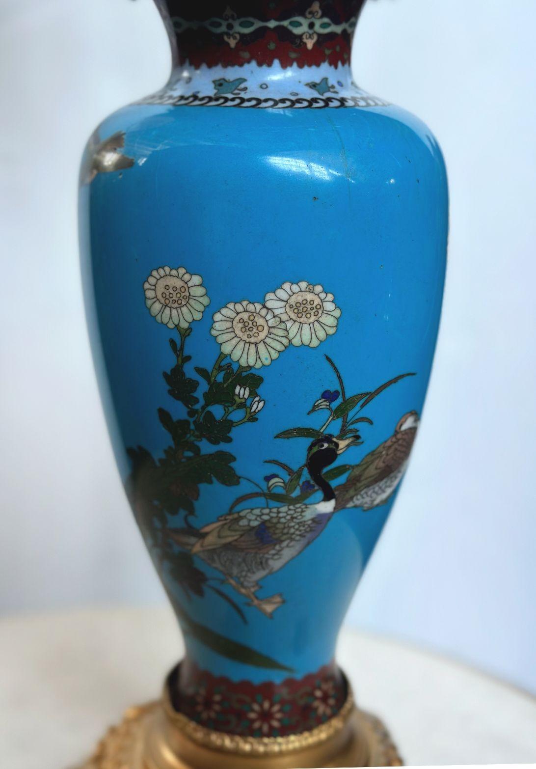Bronzo Coppia di vasi candelabro giapponesi da esportazione in cloisonné e ormolu in vendita
