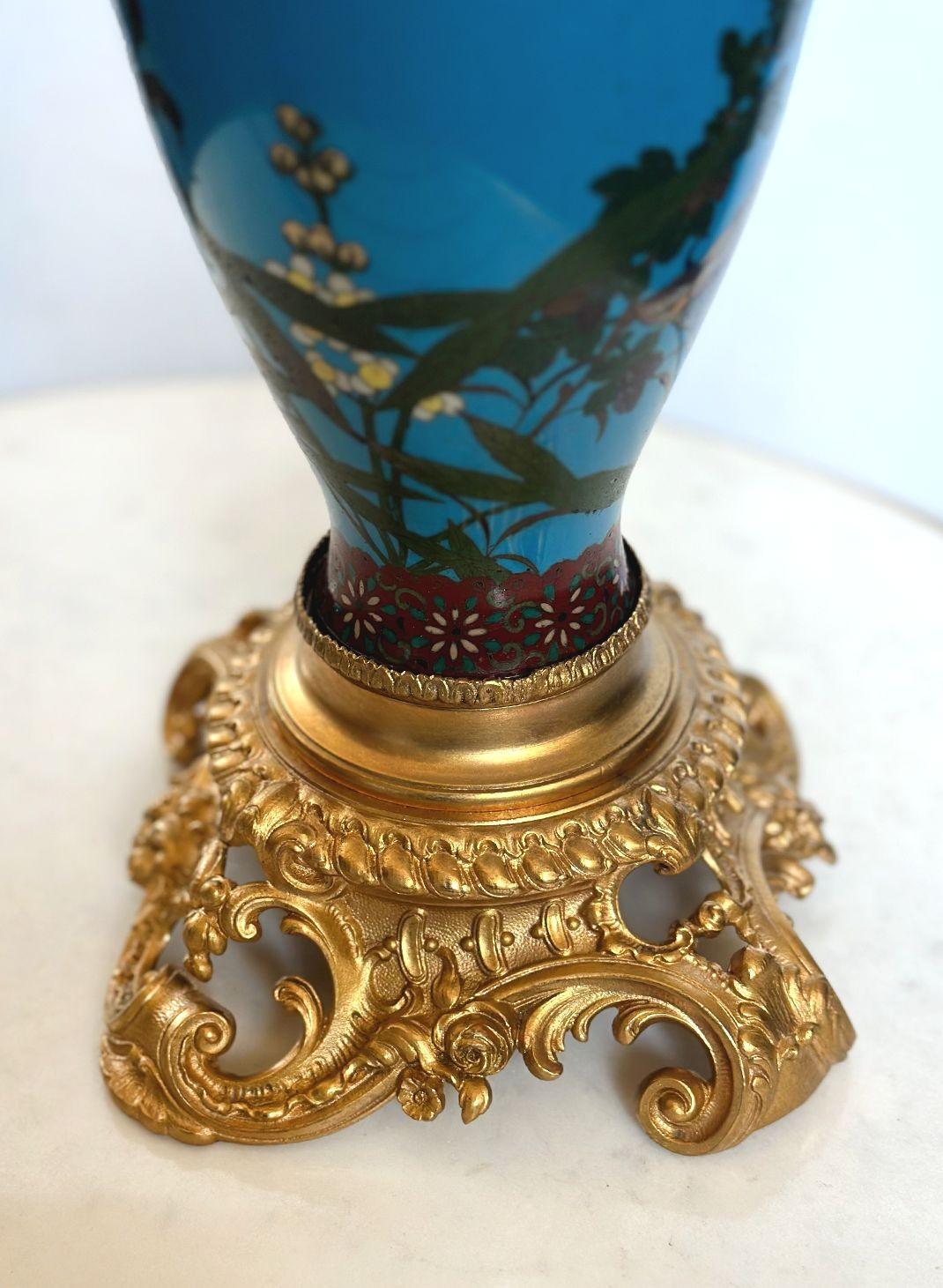 Coppia di vasi candelabro giapponesi da esportazione in cloisonné e ormolu in vendita 1