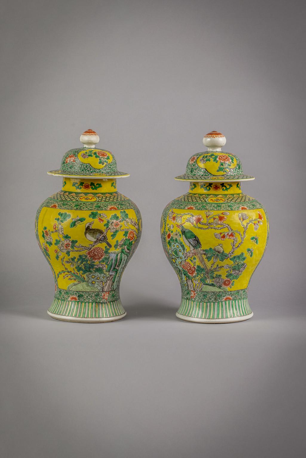 Paar japanische Vasen mit Überzug aus Famille verte, um 1860.