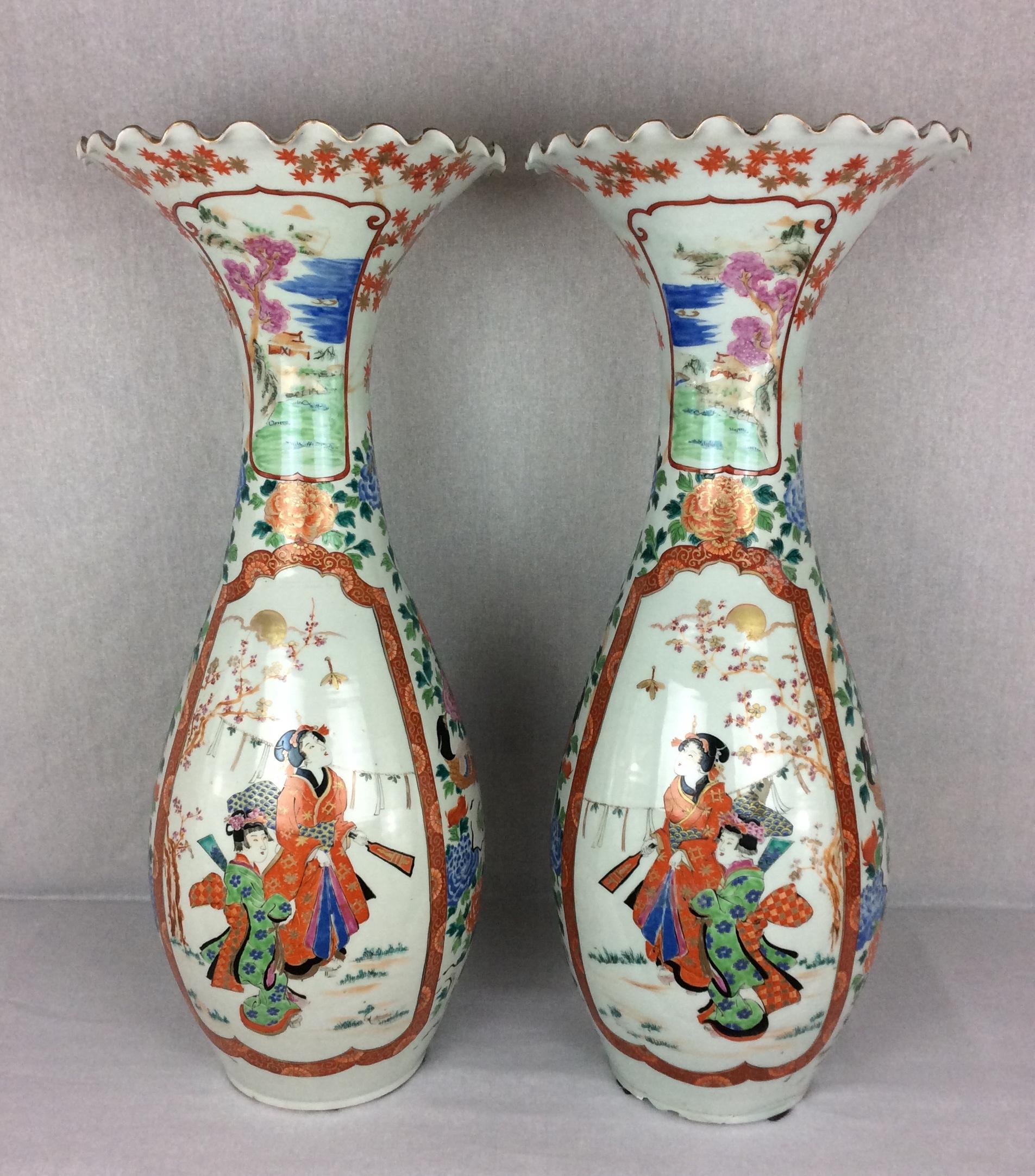 Paar antiker japanischer trompetenförmiger Bodenvasen aus Imari-Porzellan, Meiji-Periode, um 1900.
Diese schönen japanischen trompetenförmigen Bodenvasen sind mit polychromer Emaille mit Vögeln, Blumen und traditionellem japanischem Dekor verziert.