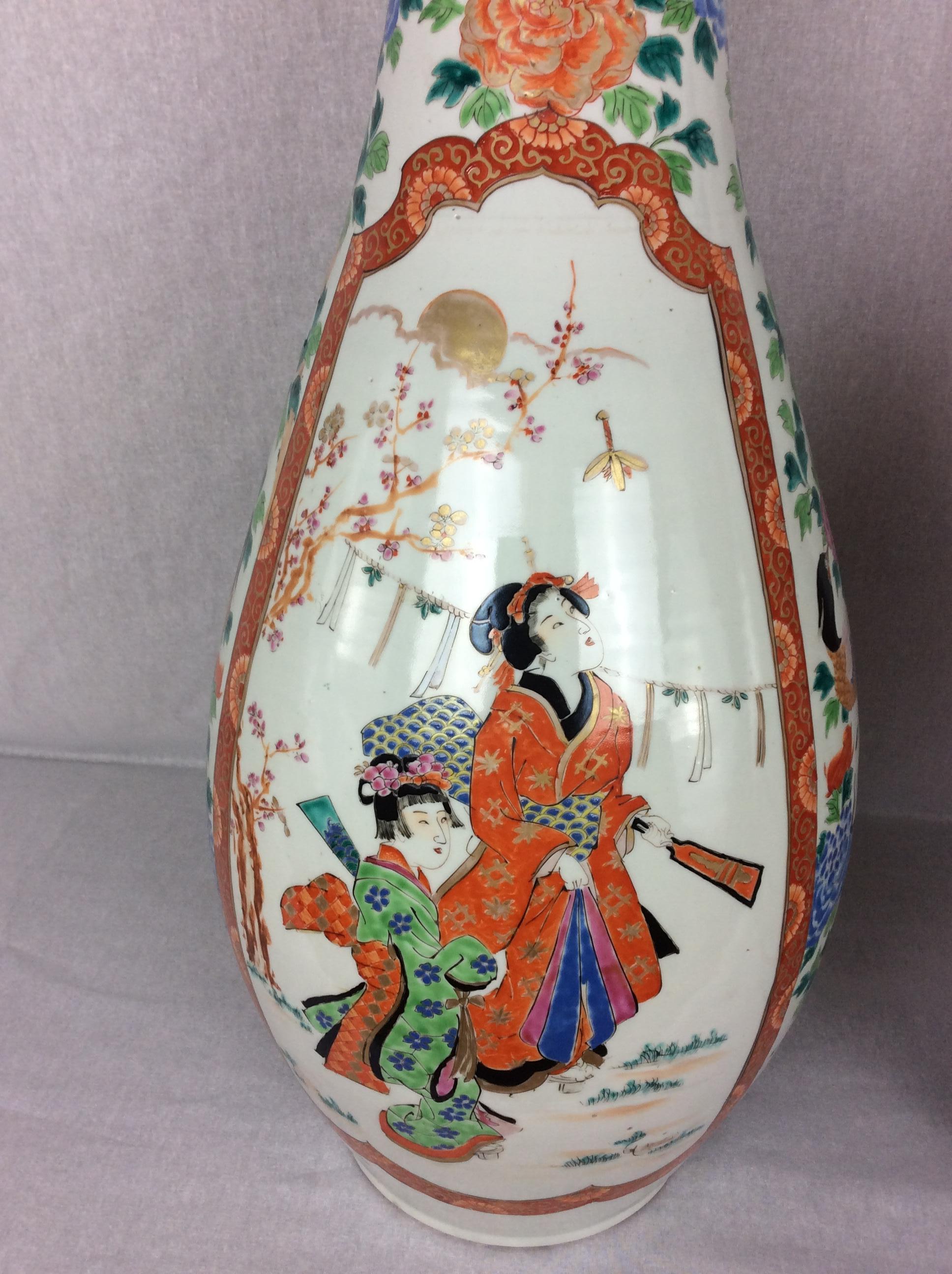 Großes Paar japanischer Imari Porcelain Floriform Trompetenbodenvasen, um 1900 (Meiji-Periode) im Angebot