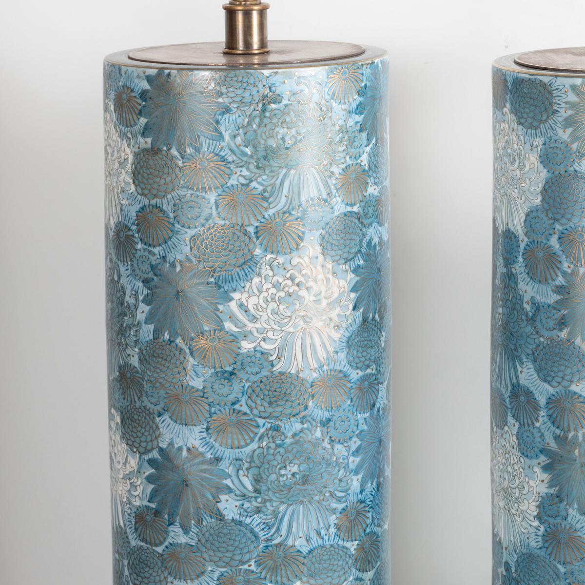 Américain Paire de lampes de table japonaises en céramique à motifs de fleurs en vente