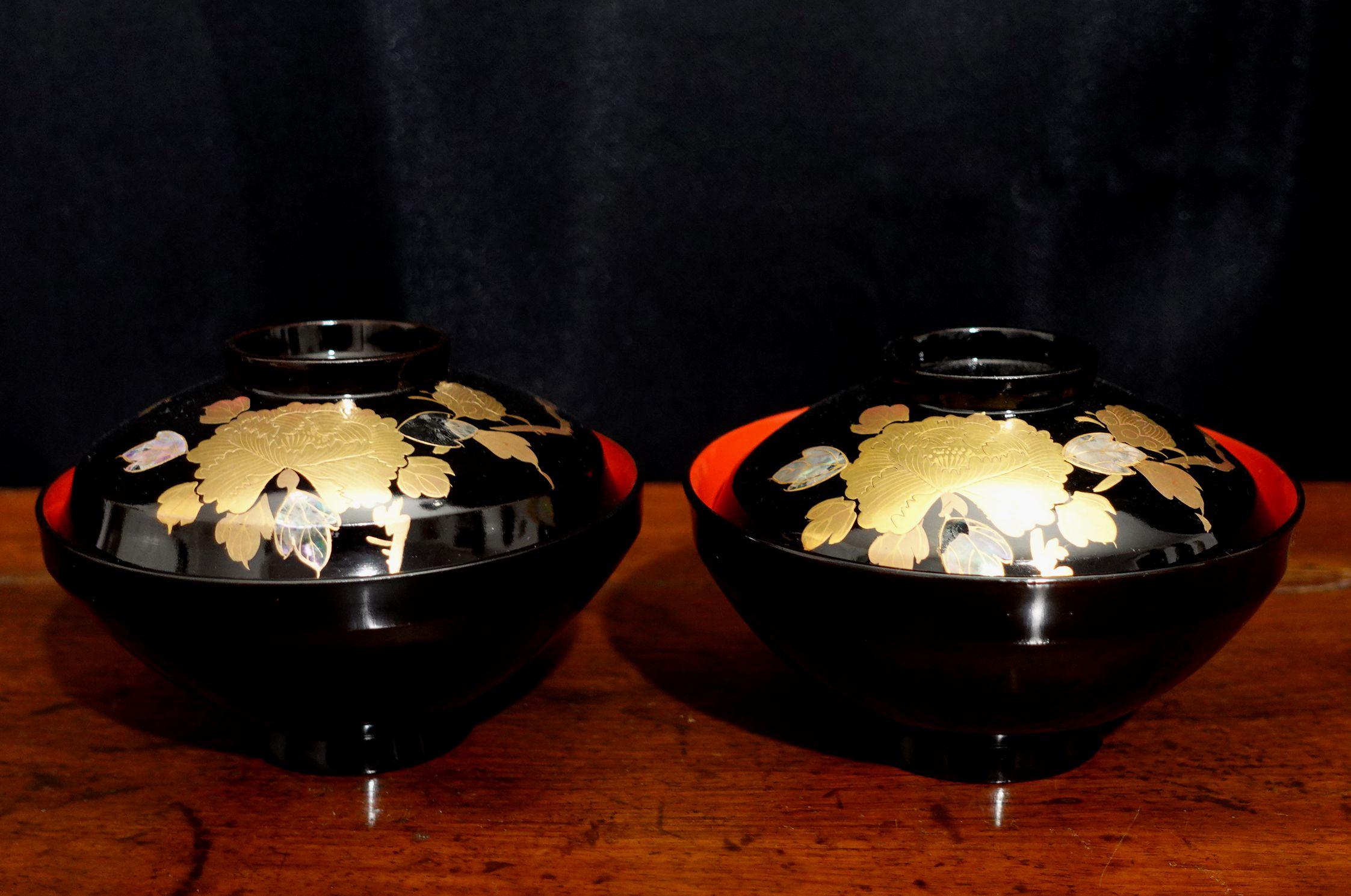 Paire de bols japonais à couvercle en laque de riz dorée et incrustée de nacre, avec motifs floraux et incrustation de nacre, belle œuvre d'art.